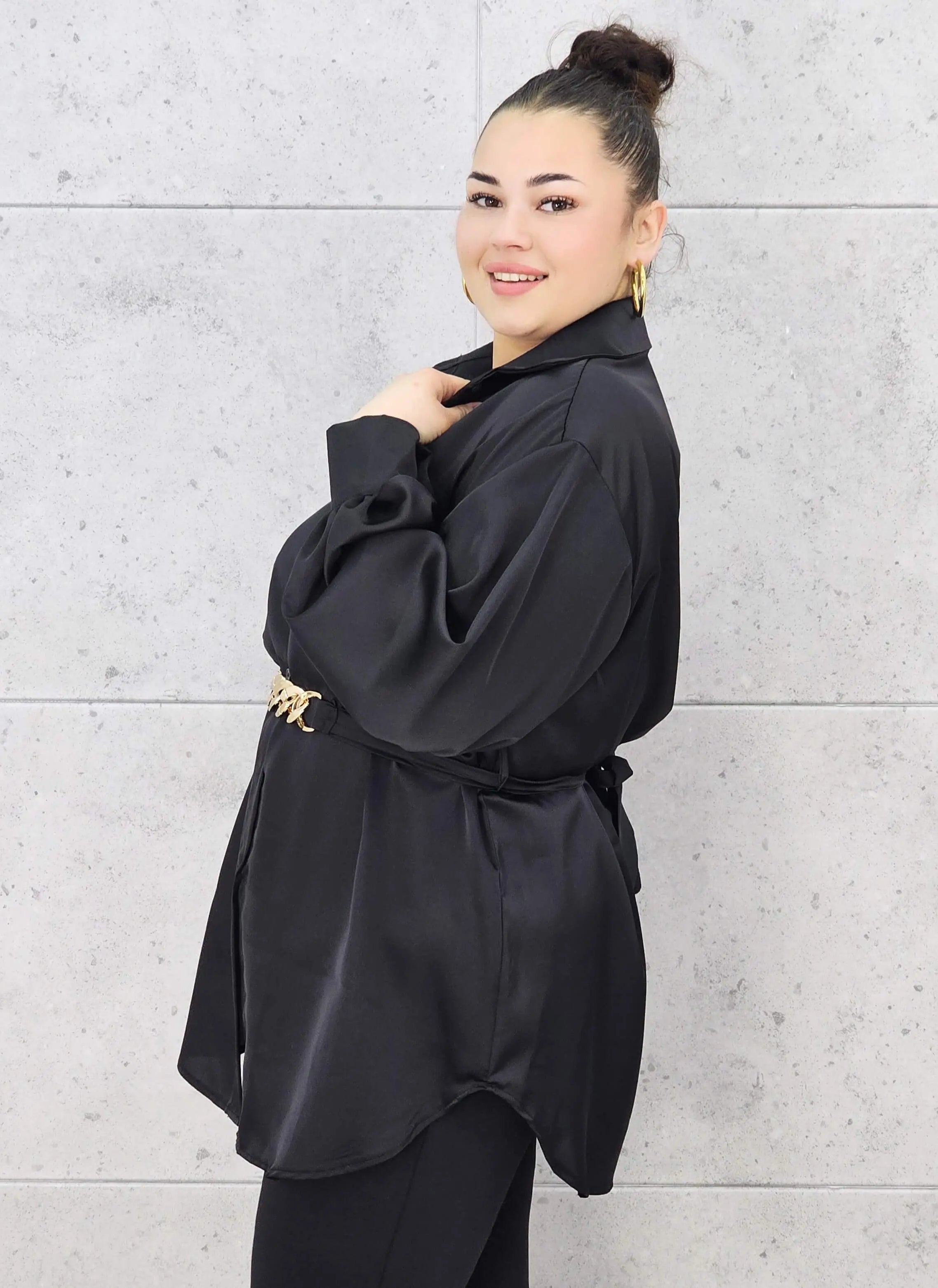 Bluzka plus size satynowa koszula z paskiem i eleganckim połyskiem – Stylowa XL Stylowa XL