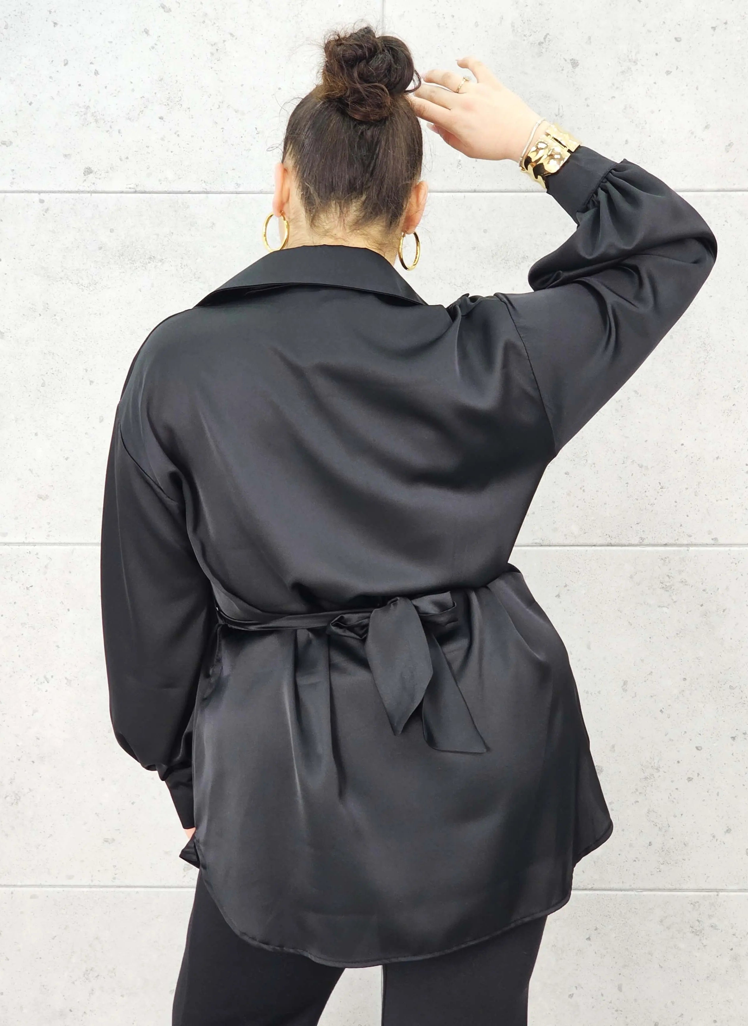 Bluzka plus size satynowa koszula z paskiem i eleganckim połyskiem – Stylowa XL Stylowa XL