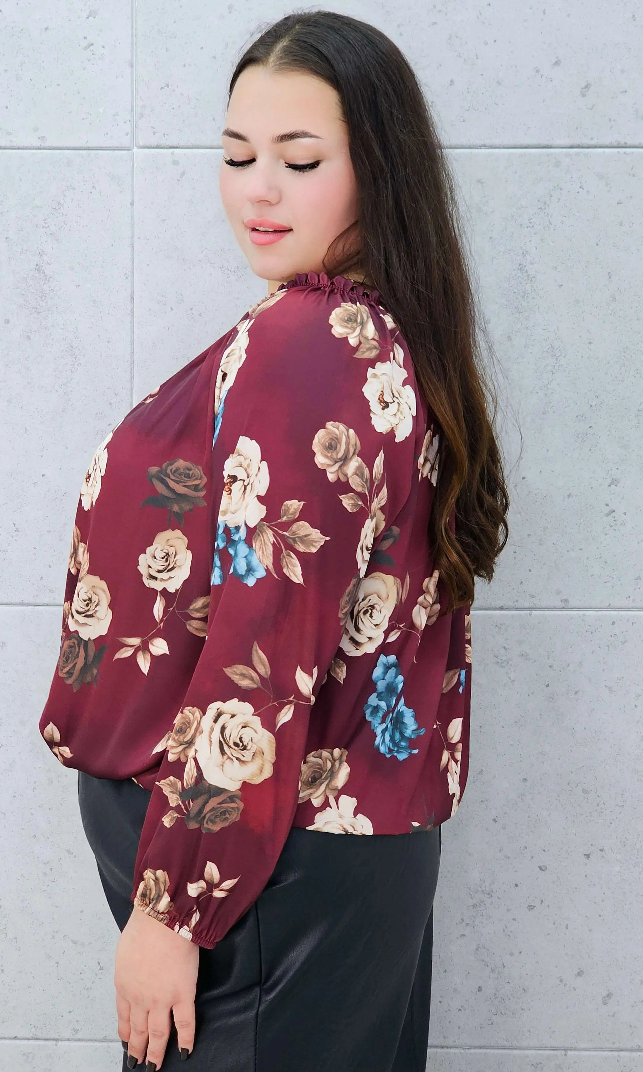 Bluzka hiszpanka w kwiaty XXL – Stylowa XL bokiem