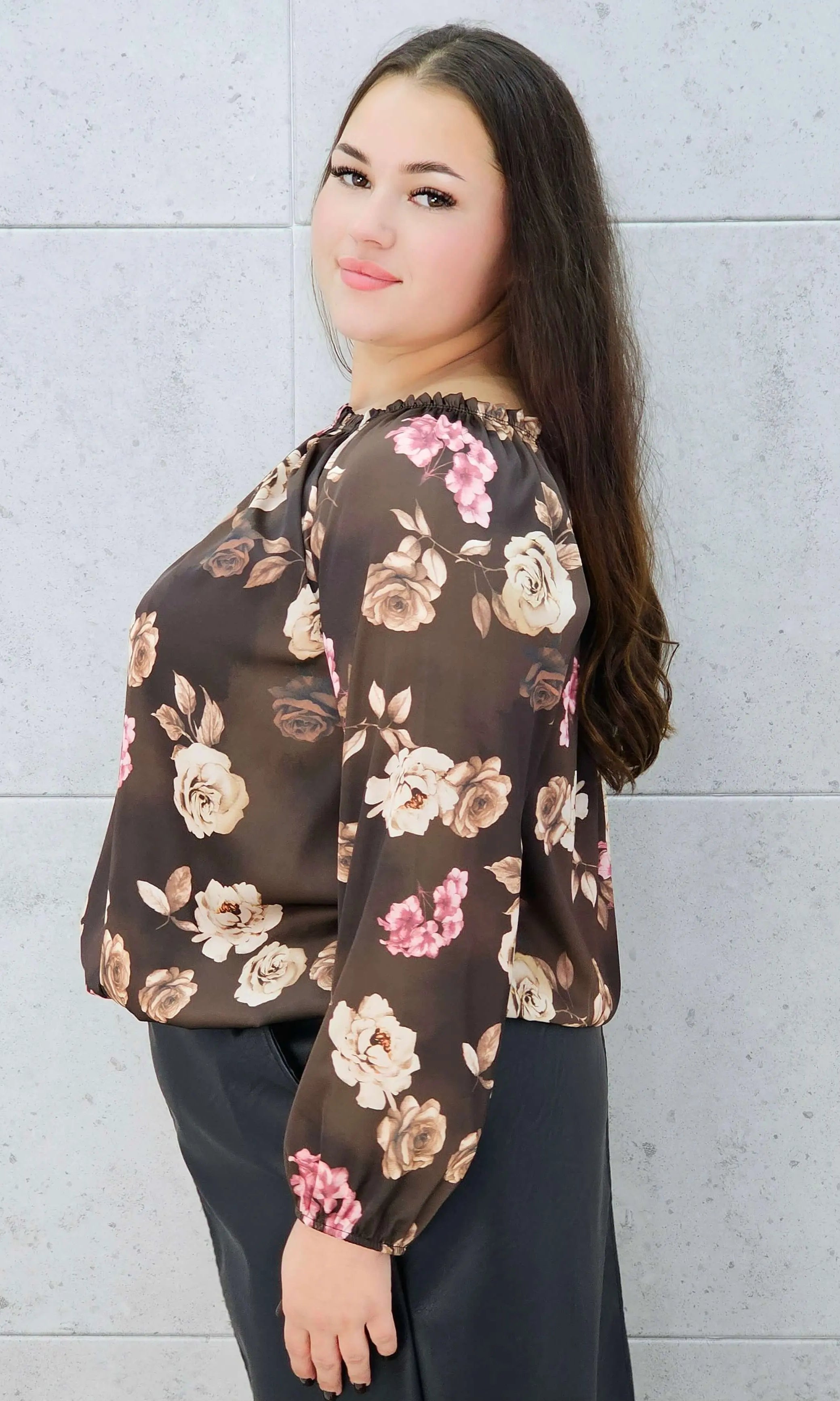 Detale materiału bluzki hiszpanki w kwiaty – Stylowa XL