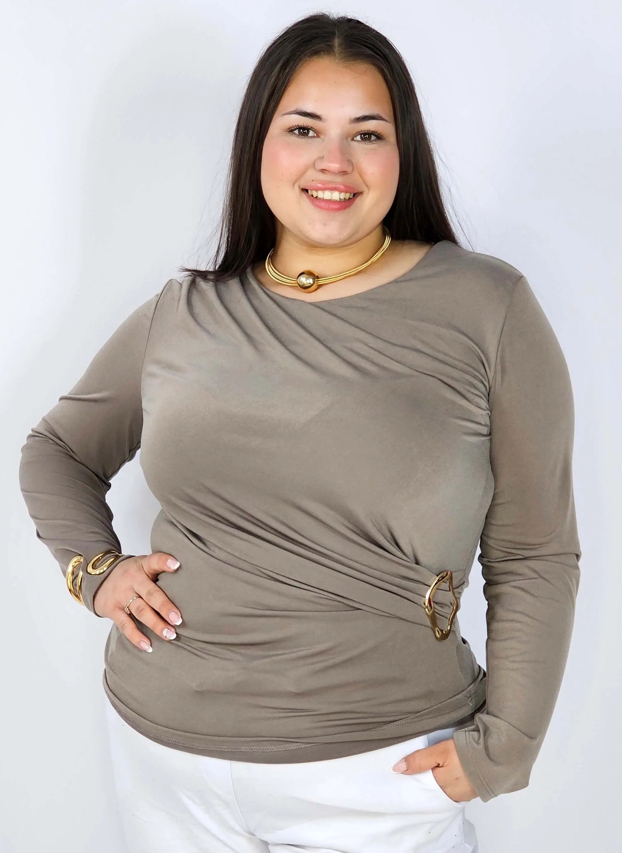 Bluzka plus size z asymetrycznym marszczeniem i ozdobną klamrą Stylowa XL