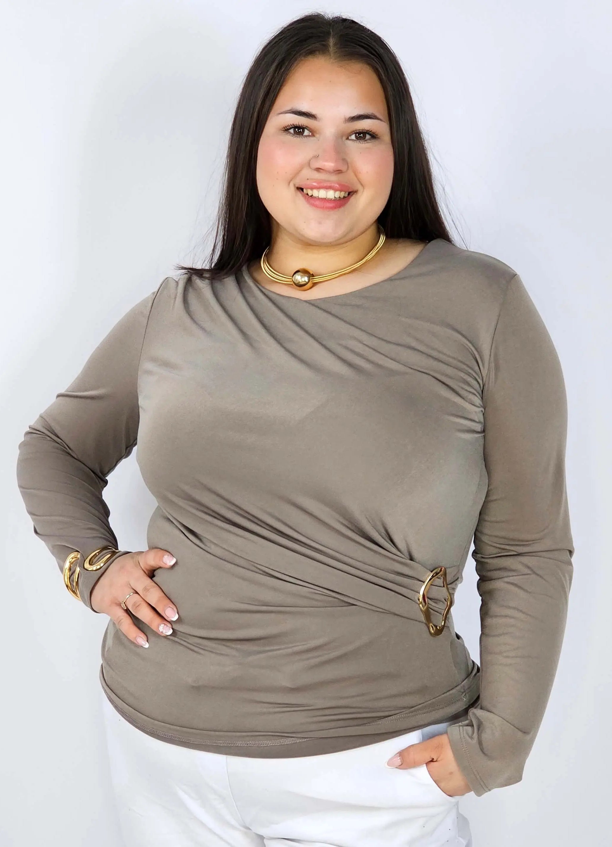 Bluzka plus size z asymetrycznym marszczeniem i ozdobną klamrą Stylowa XL