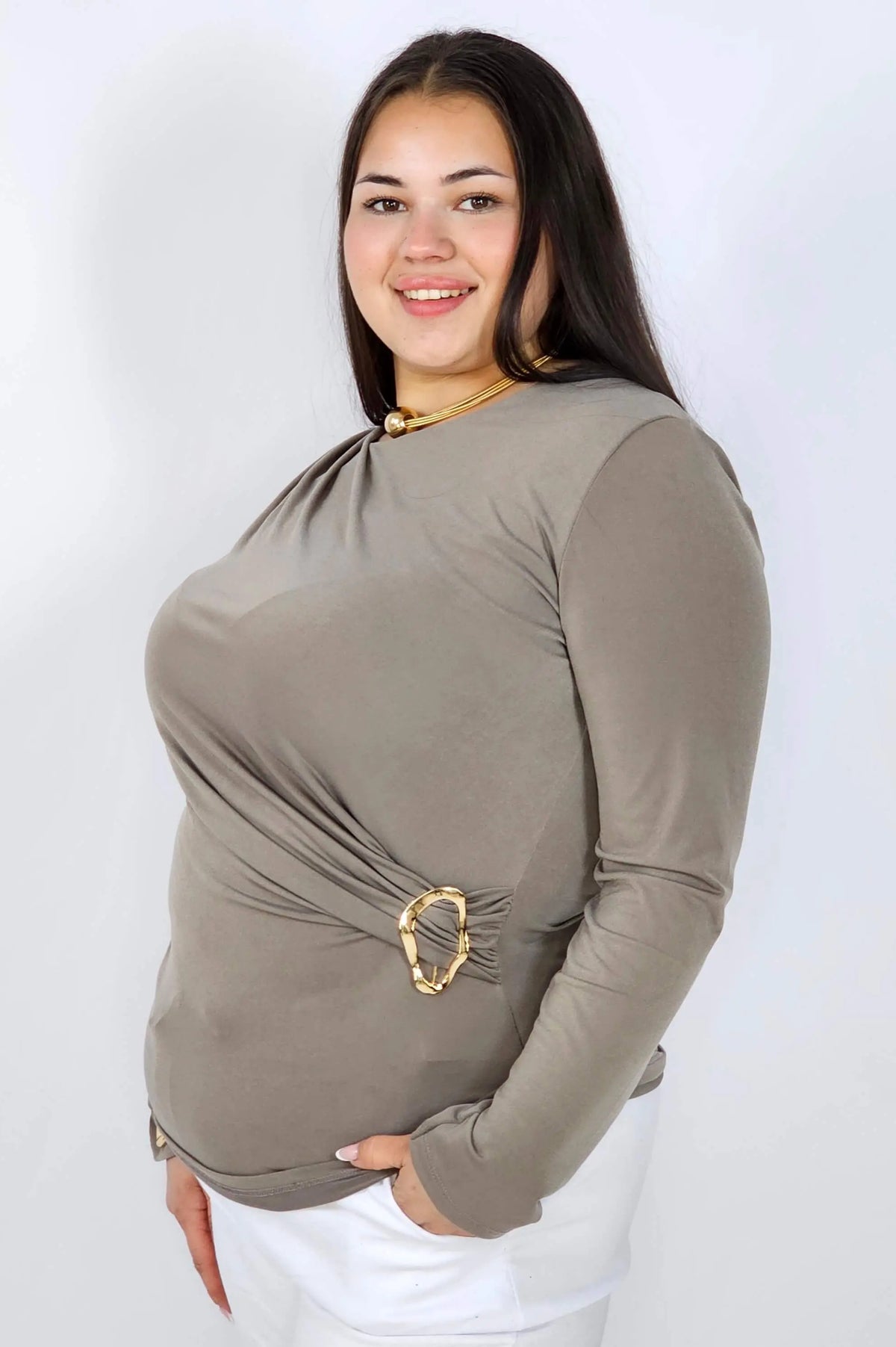 Bluzka plus size z asymetrycznym marszczeniem i ozdobną klamrą Stylowa XL