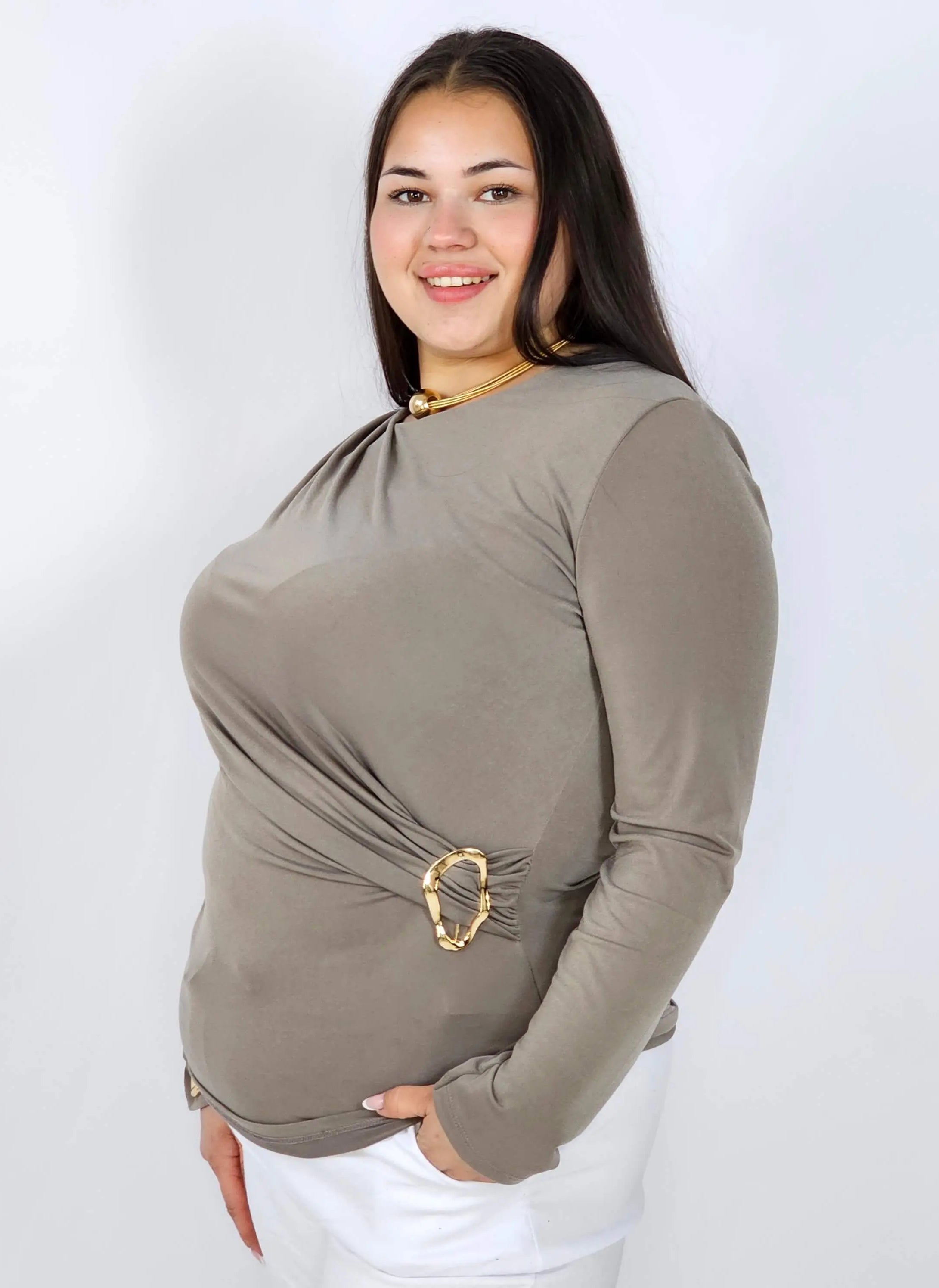 Bluzka plus size z asymetrycznym marszczeniem i ozdobną klamrą Stylowa XL