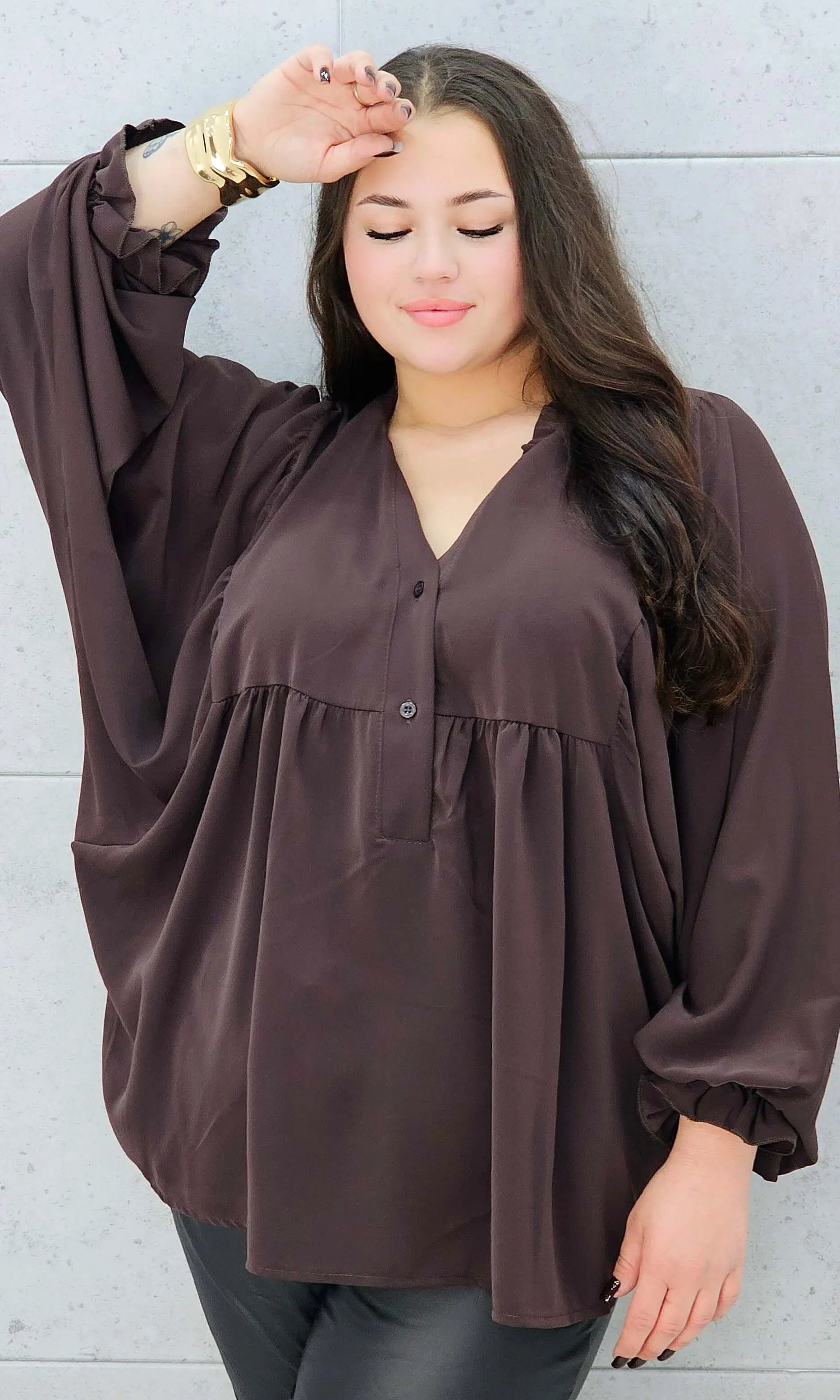 bluzka z bufiastymi rękawami brązowa plus size – przód