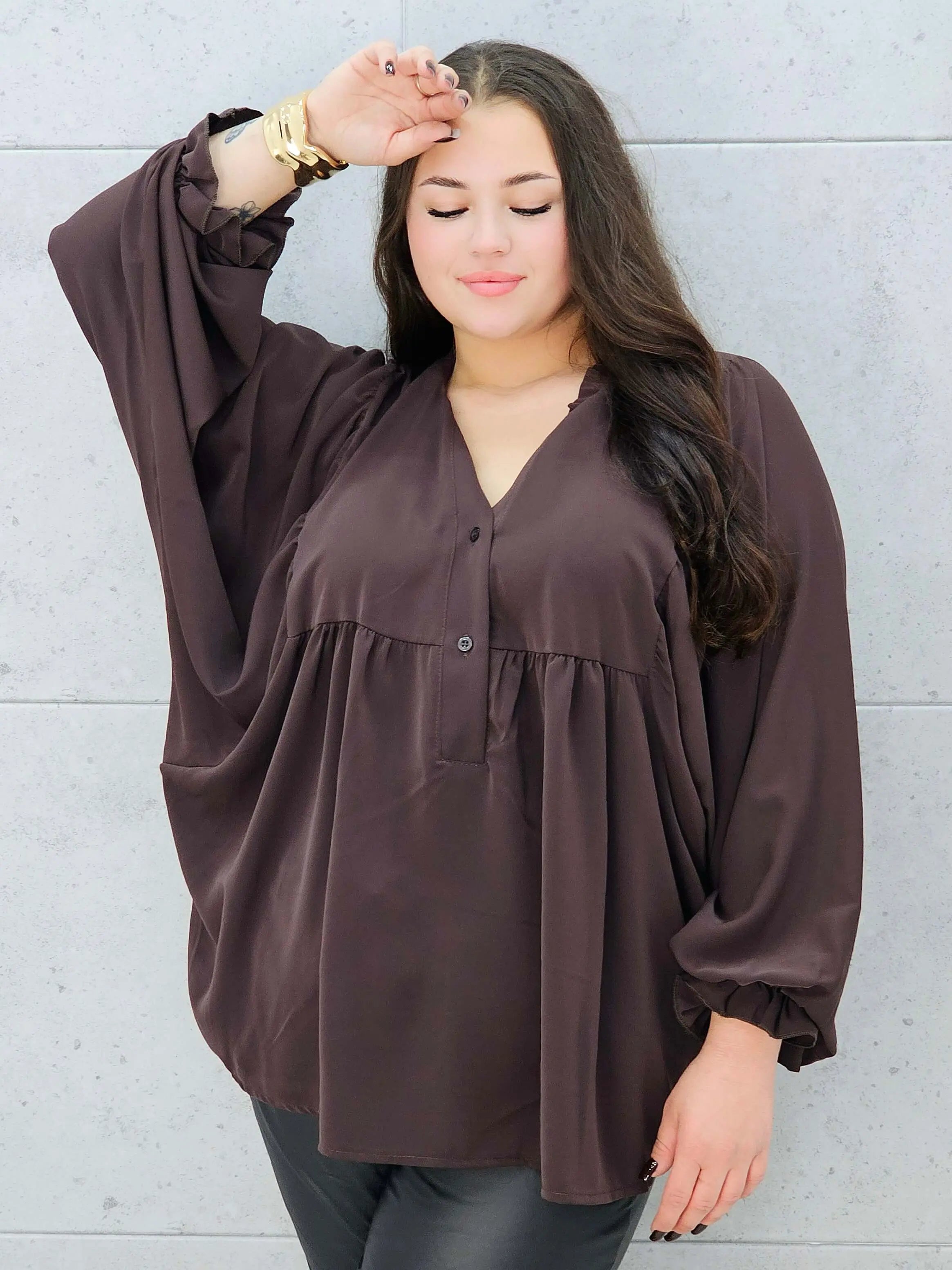 bluzka z bufiastymi rękawami brązowa plus size – przód