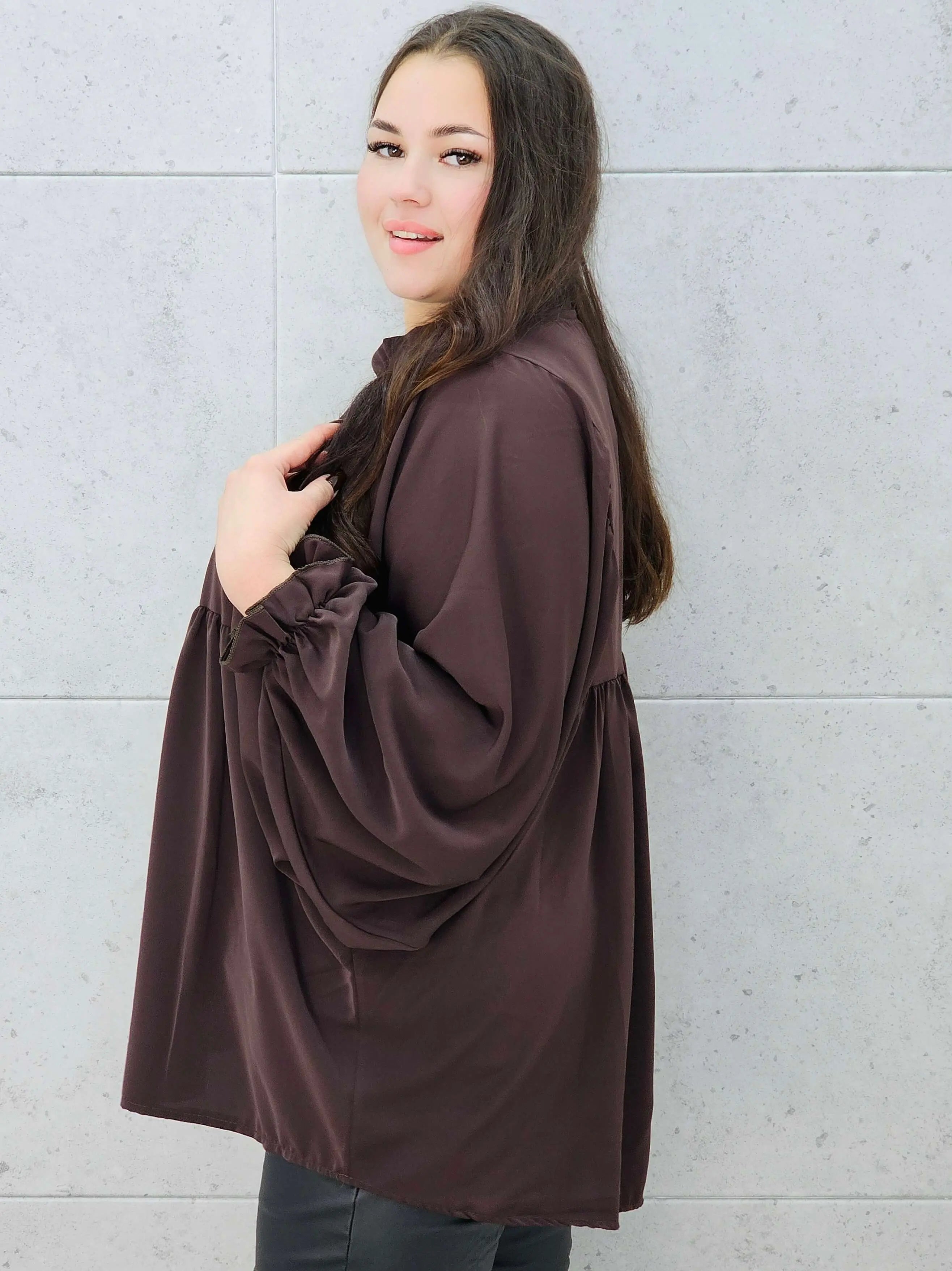 bluzka z bufiastymi rękawami brązowa plus size – bok