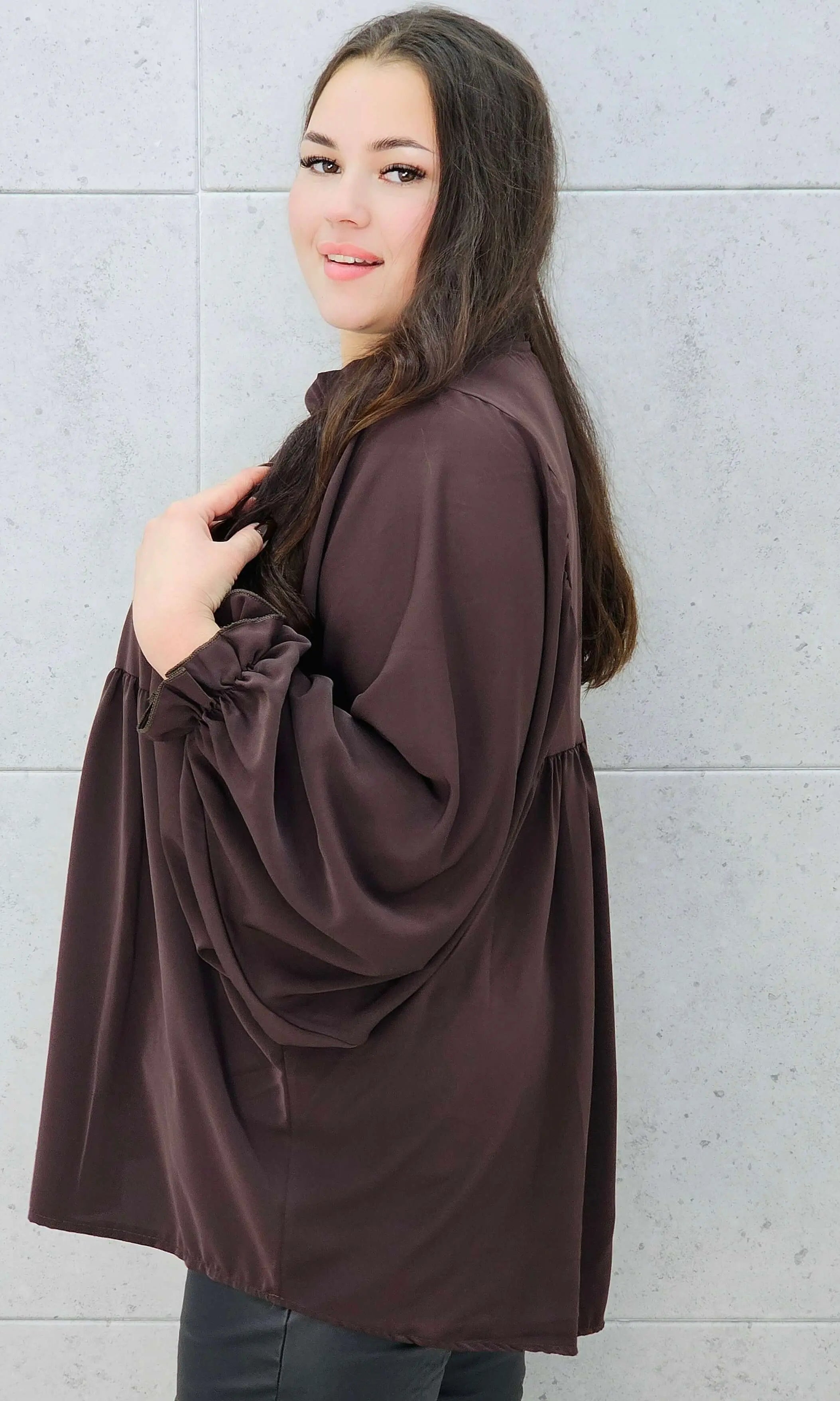 bluzka z bufiastymi rękawami brązowa plus size – bok