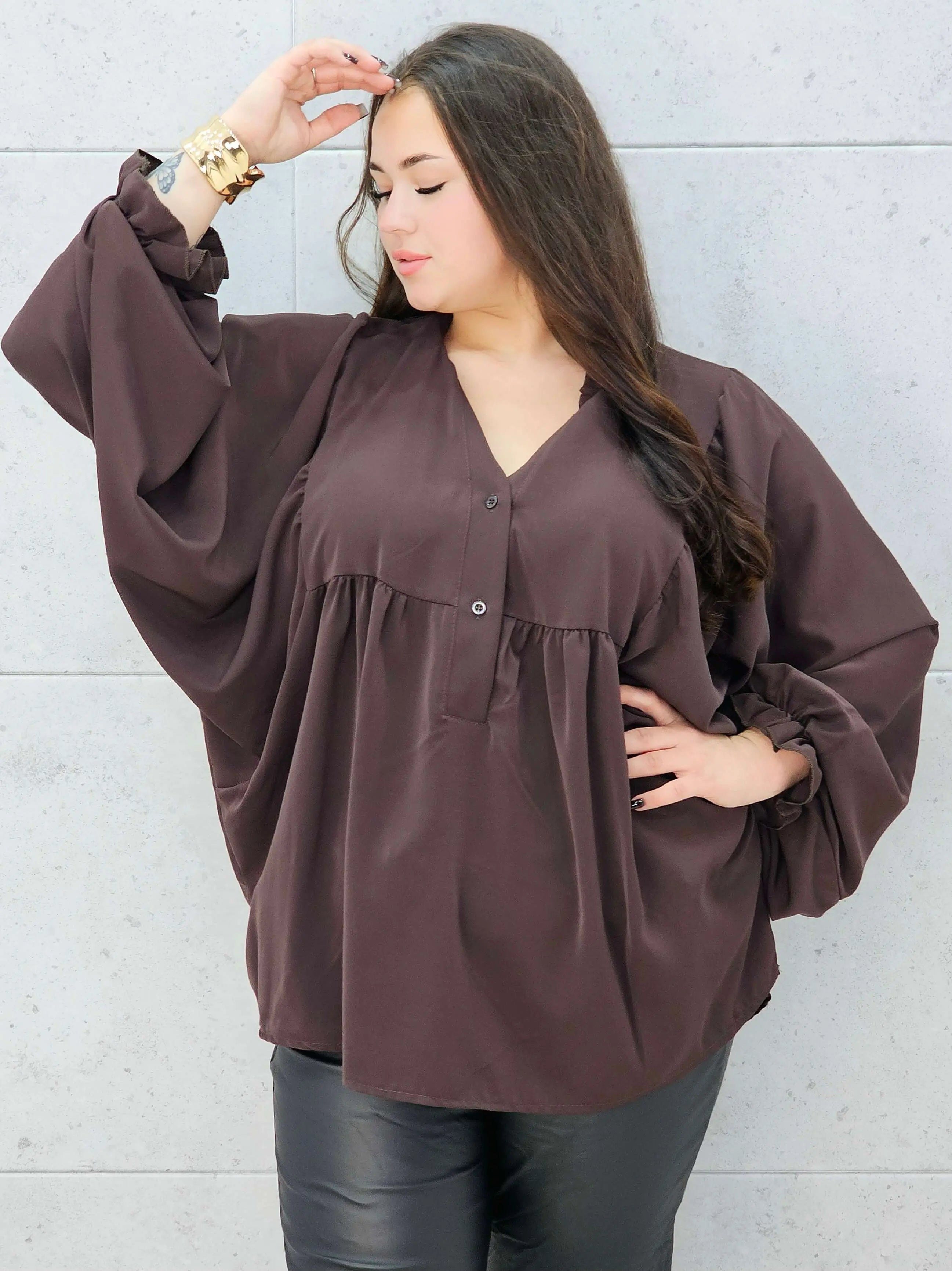 bluzka z bufiastymi rękawami brązowa plus size – przodem