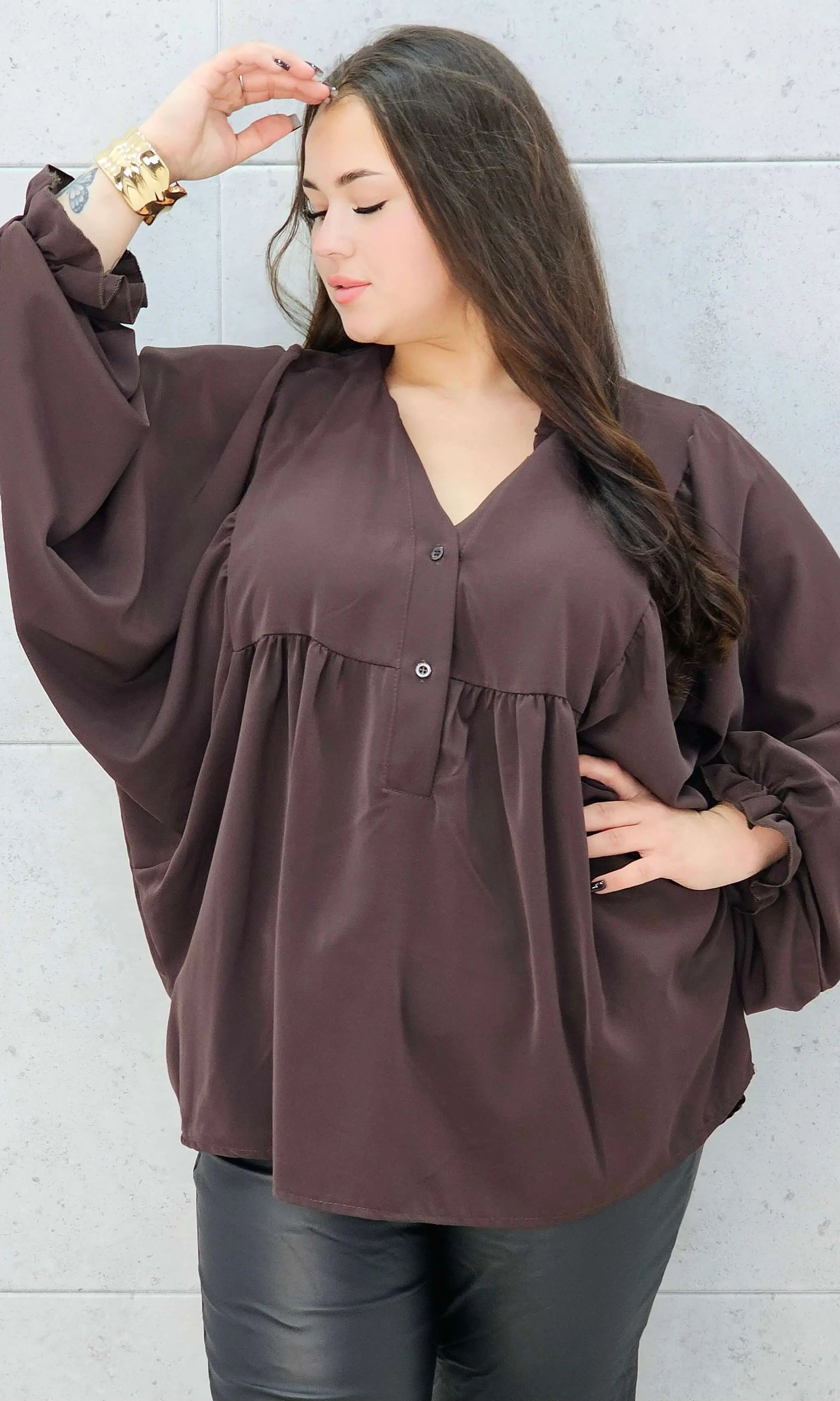 bluzka z bufiastymi rękawami brązowa plus size – przodem
