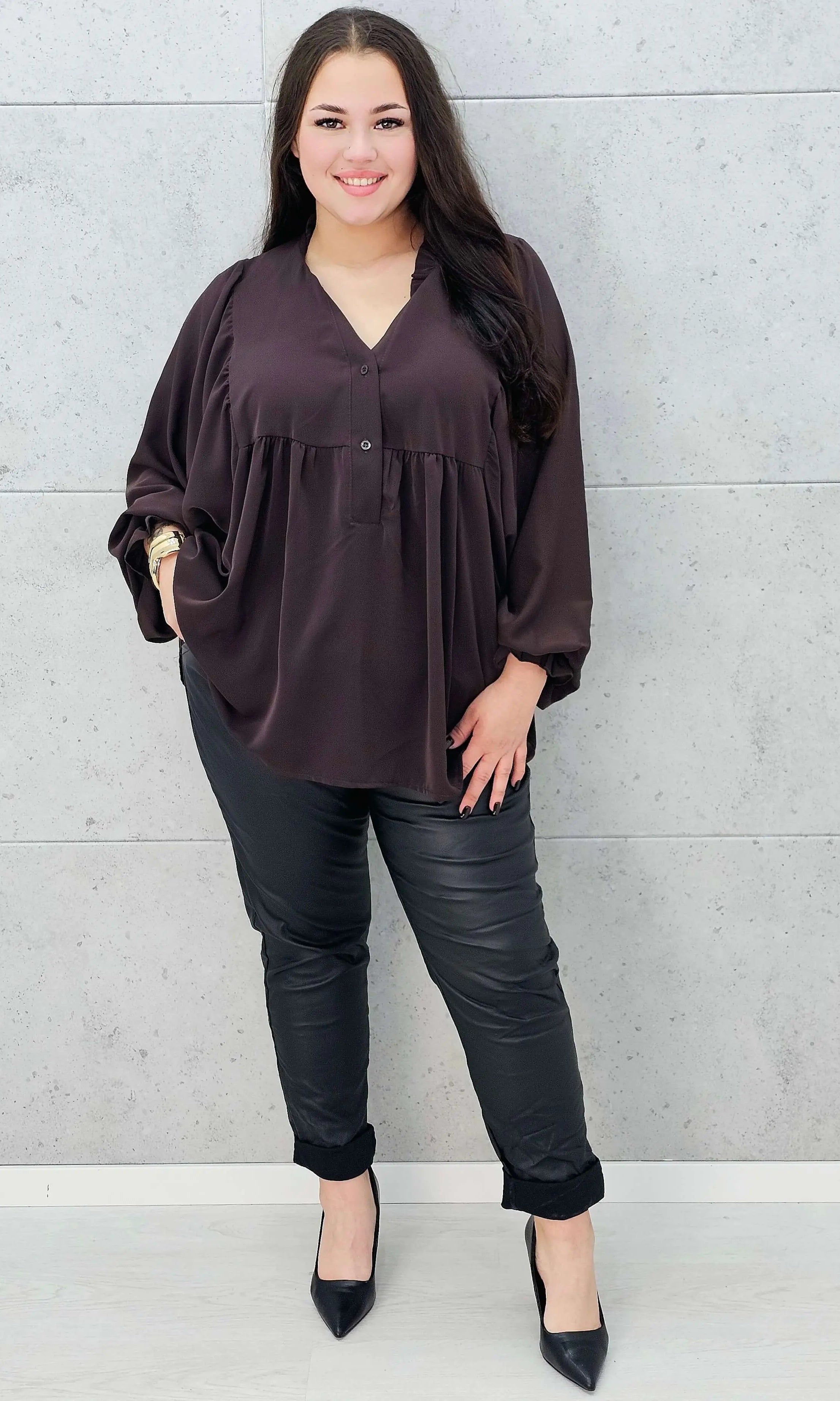 bluzka z bufiastymi rękawami brązowa plus size – w całości