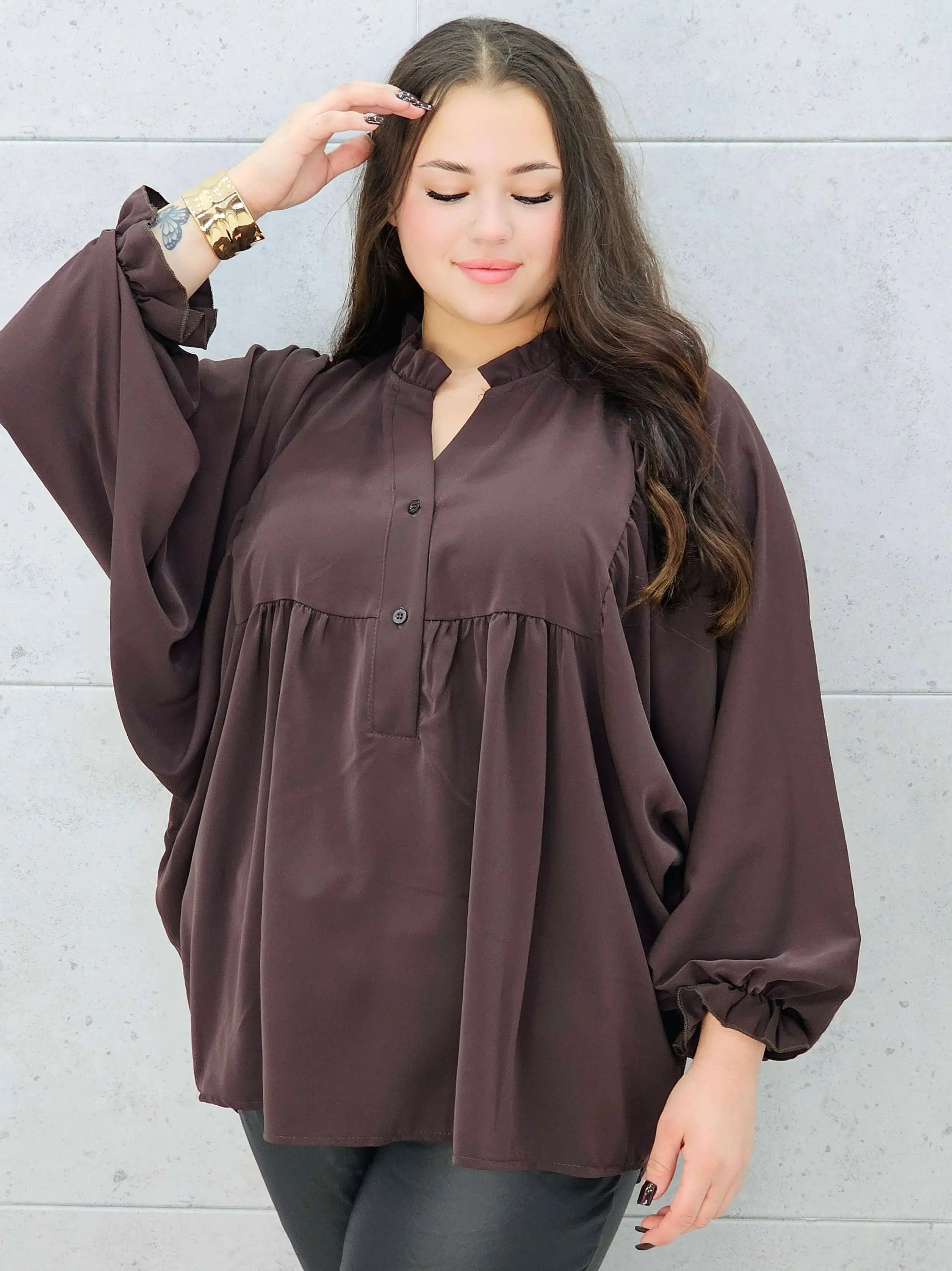 bluzka z bufiastymi rękawami brązowa plus size – z bliska