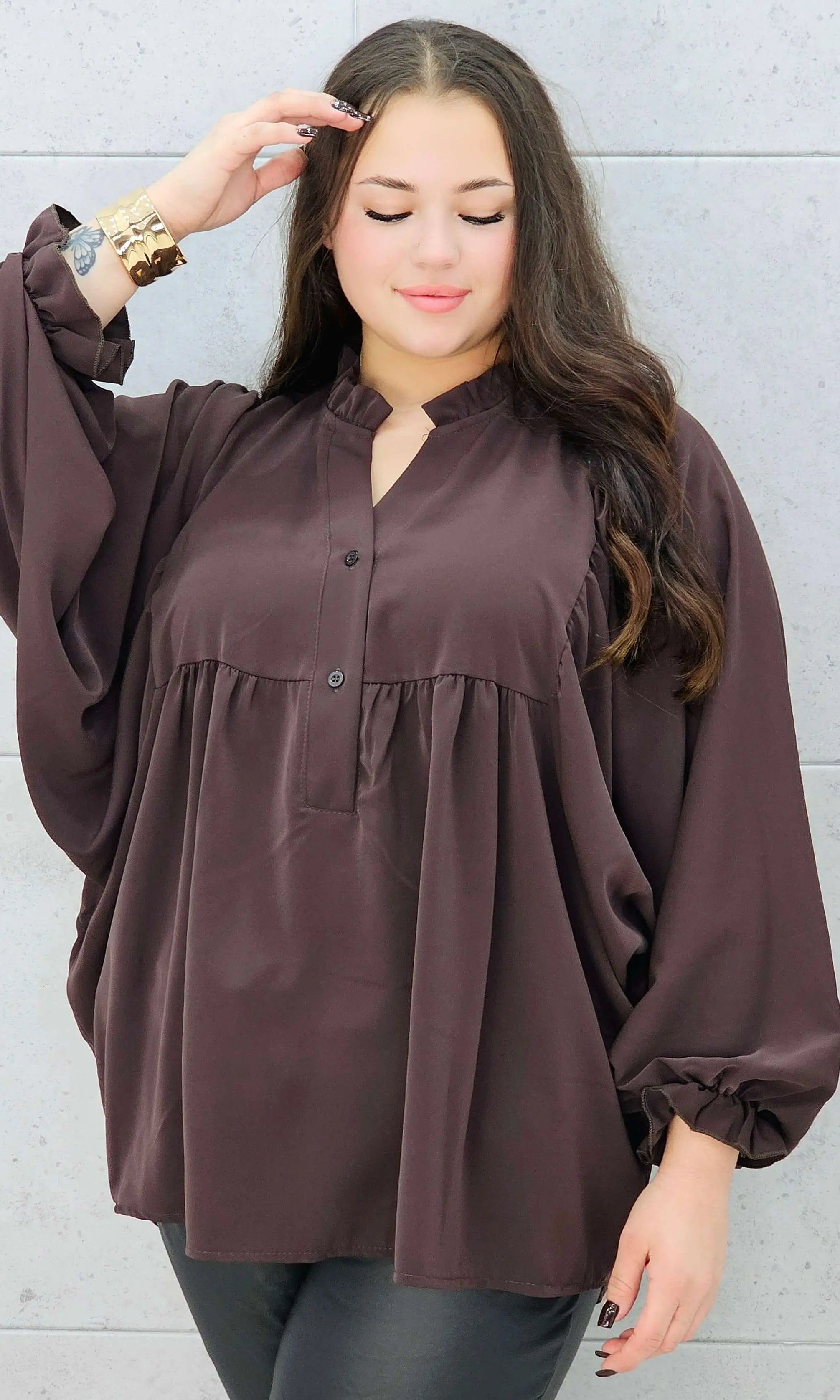 bluzka z bufiastymi rękawami brązowa plus size – z bliska