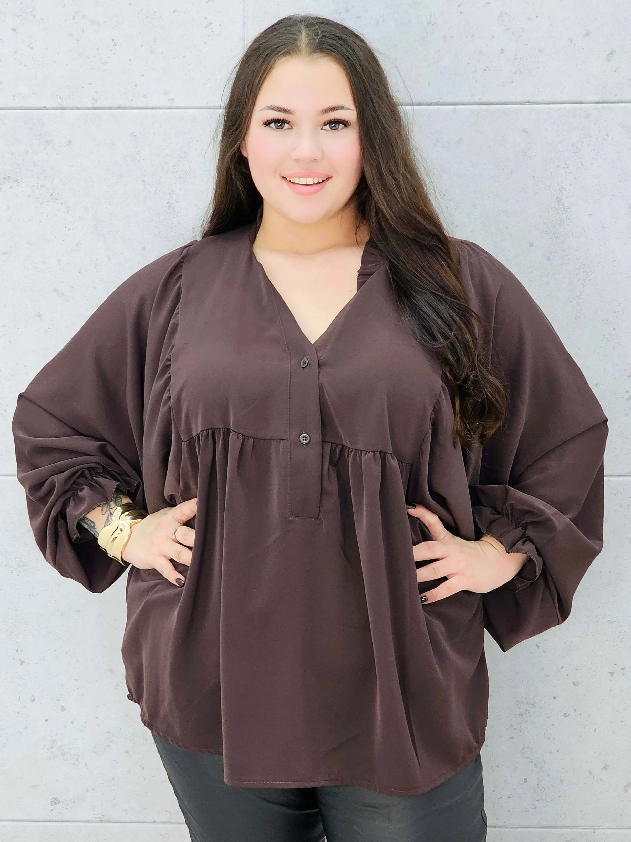 bluzka z bufiastymi rękawami brązowa plus size – przodem
