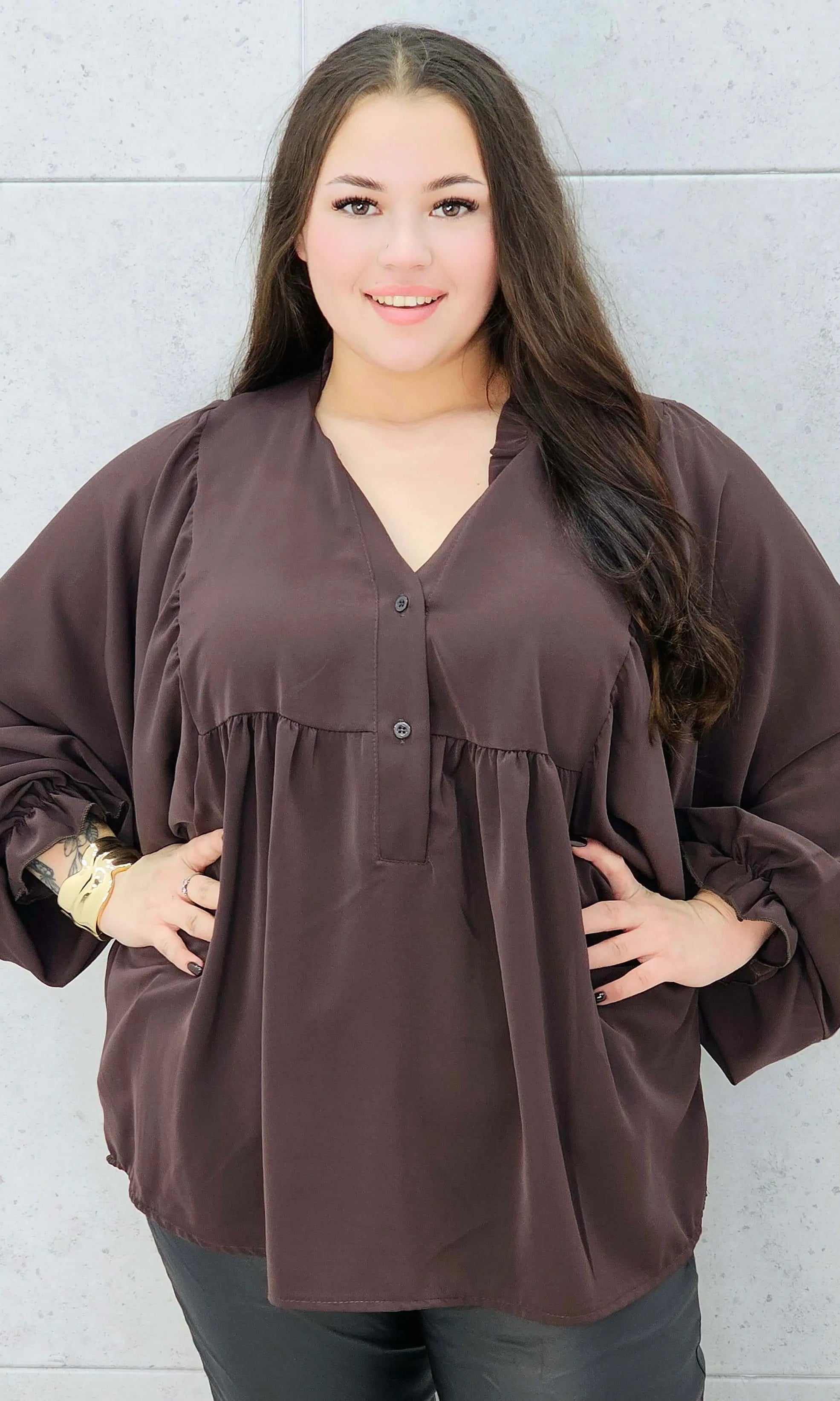 bluzka z bufiastymi rękawami brązowa plus size – przodem