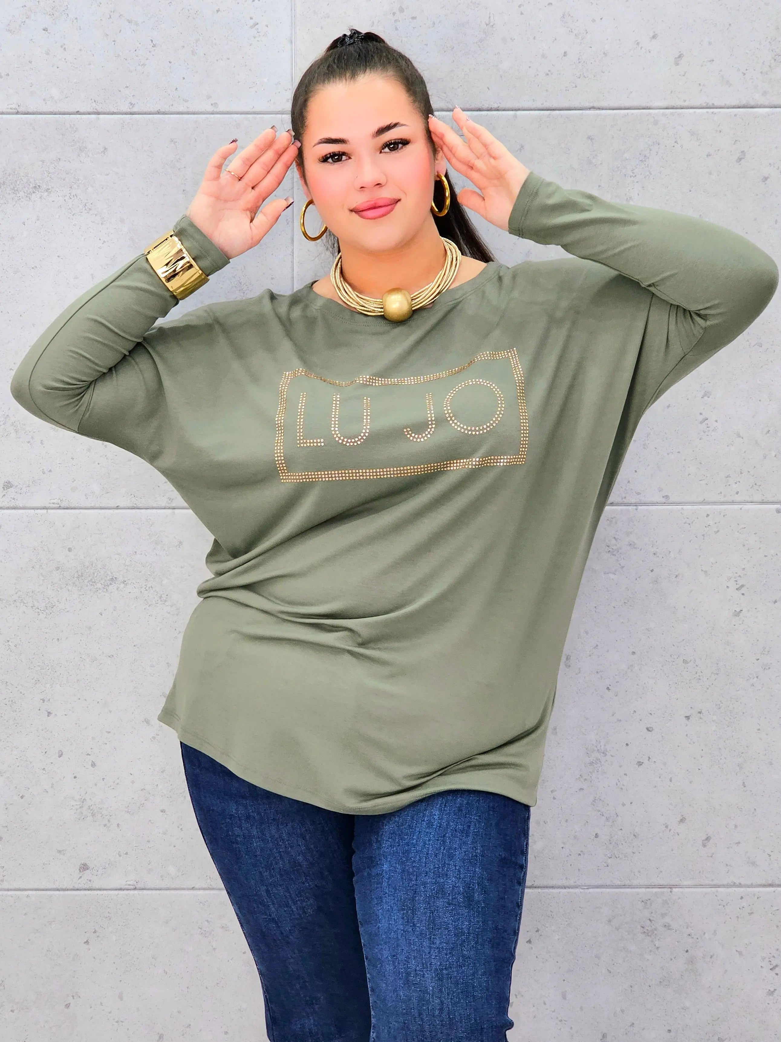 Bluzka plus size z cyrkoniowym logo – elegancja i komfort dla kobiet XXL Stylowa XL