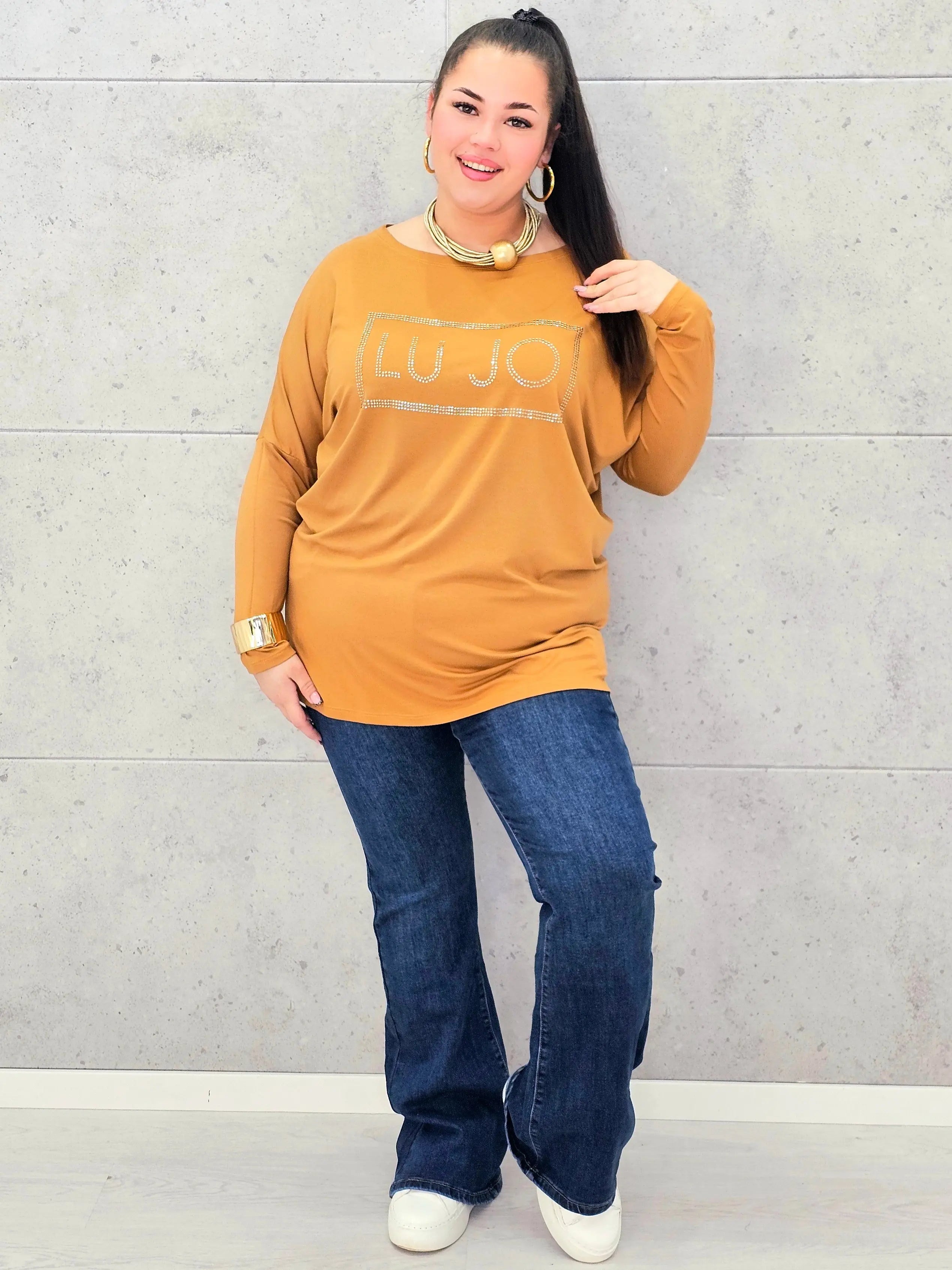 Bluzka plus size z cyrkoniowym logo – elegancja i komfort dla kobiet XXL Stylowa XL