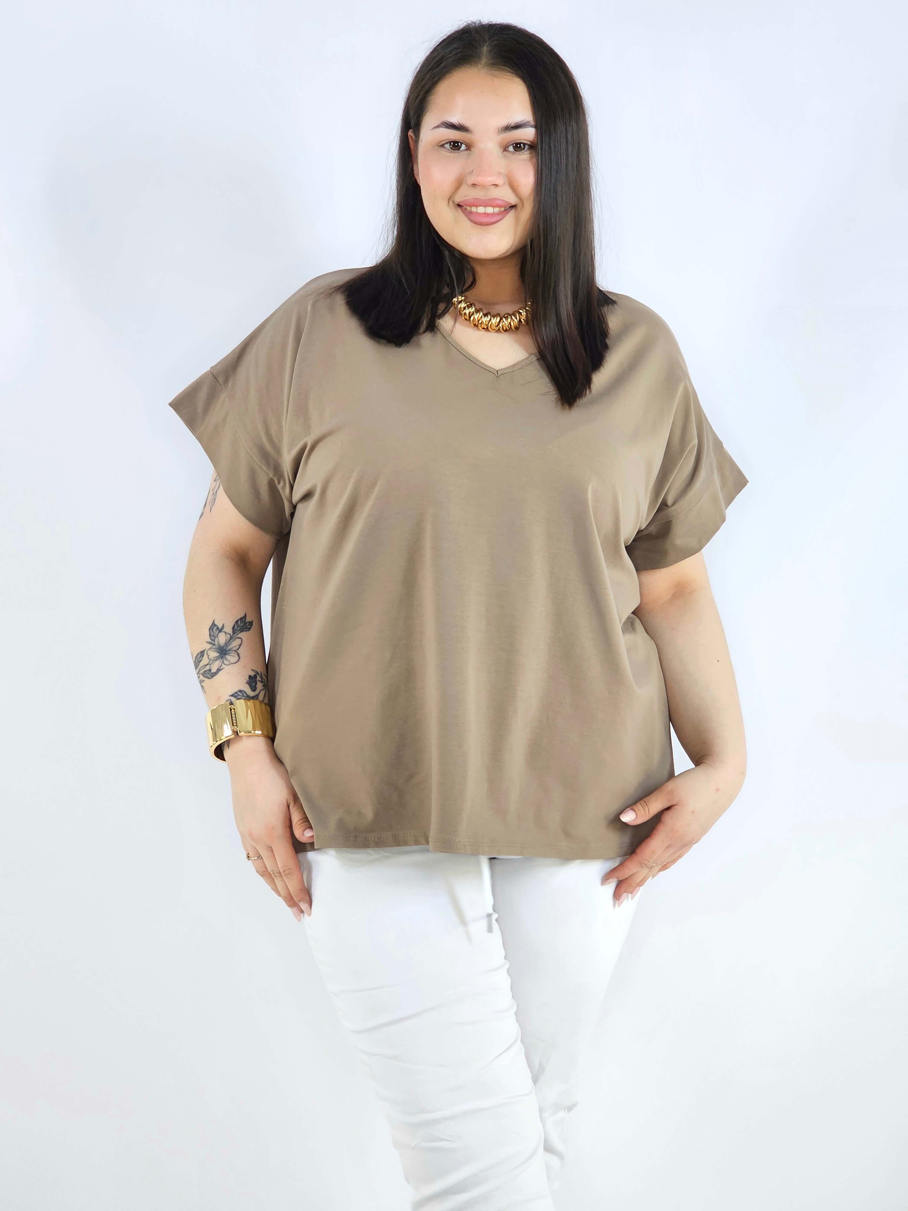 Bluzka plus size z dekoltem V – klasyczna, wygodna i uniwersalna Stylowa XL