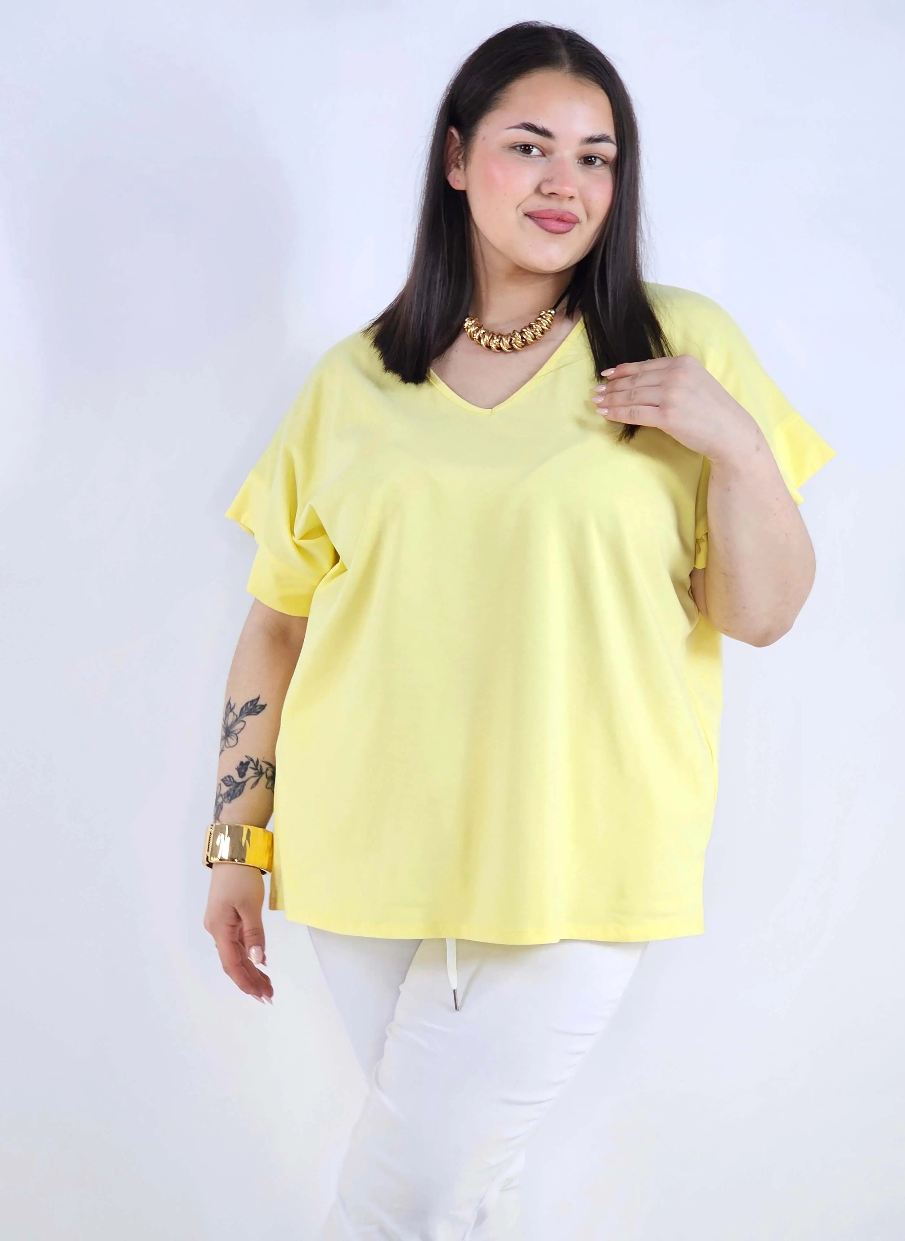 Bluzka plus size z dekoltem V – klasyczna, wygodna i uniwersalna Stylowa XL