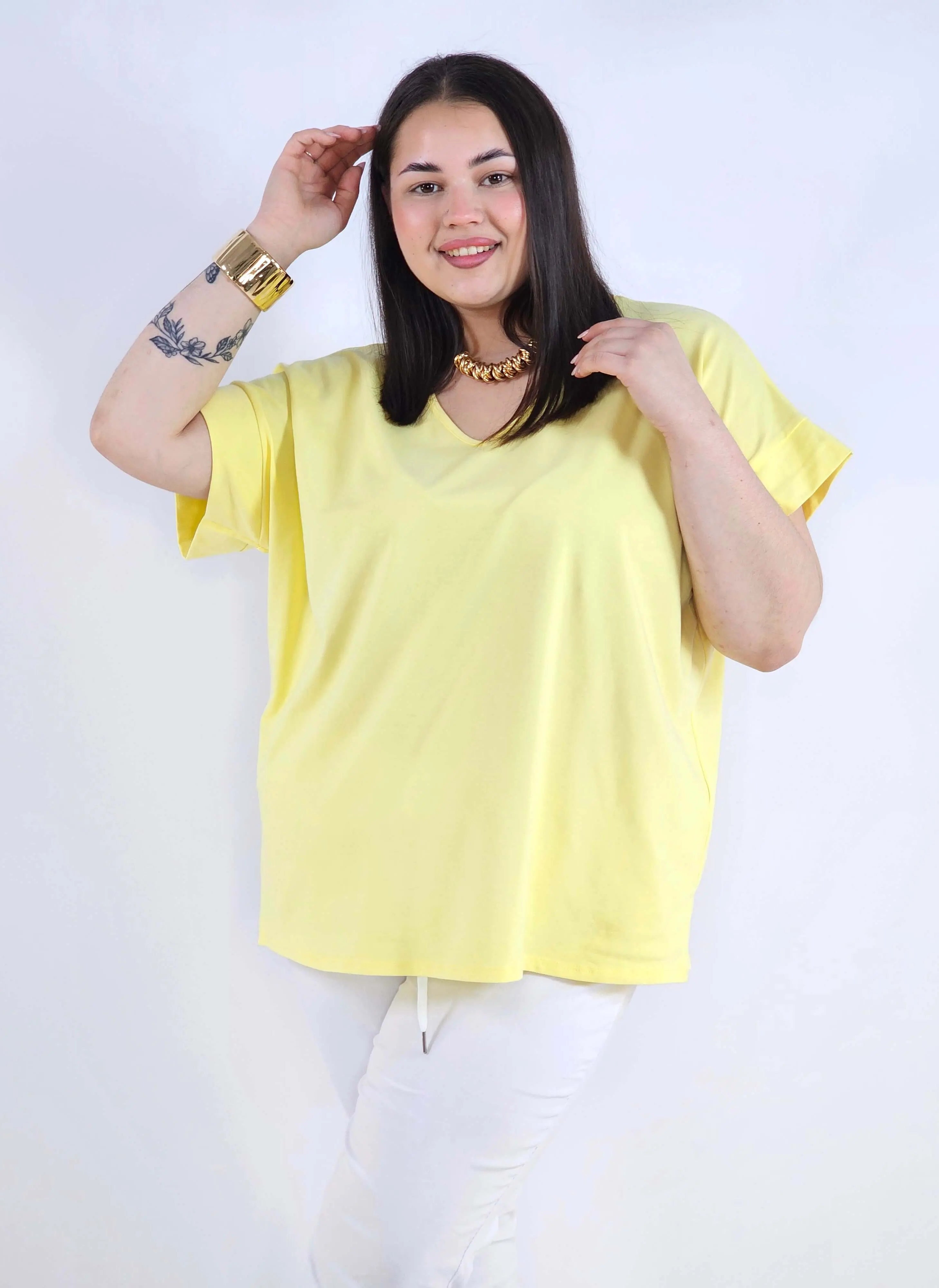 Bluzka plus size z dekoltem V – klasyczna, wygodna i uniwersalna Stylowa XL