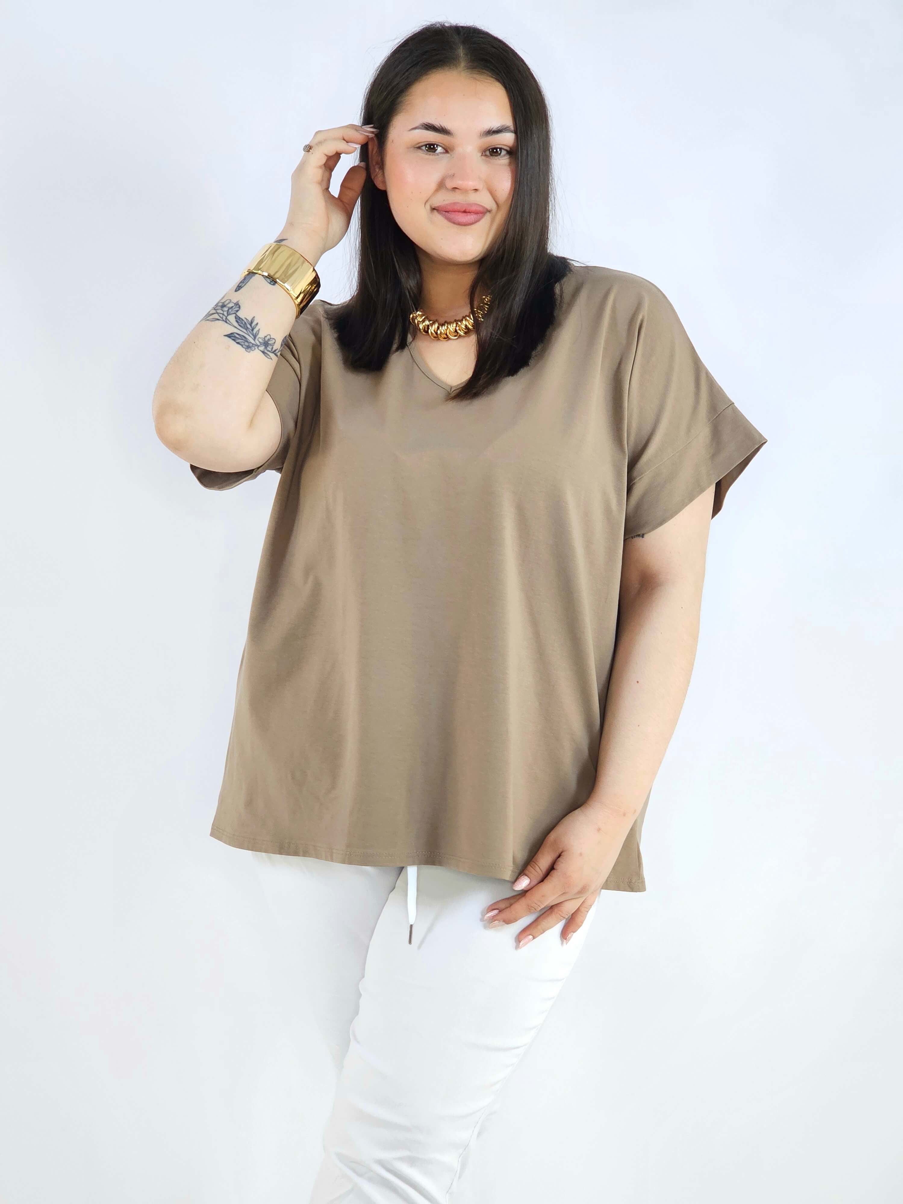 Bluzka plus size z dekoltem V – klasyczna, wygodna i uniwersalna Stylowa XL