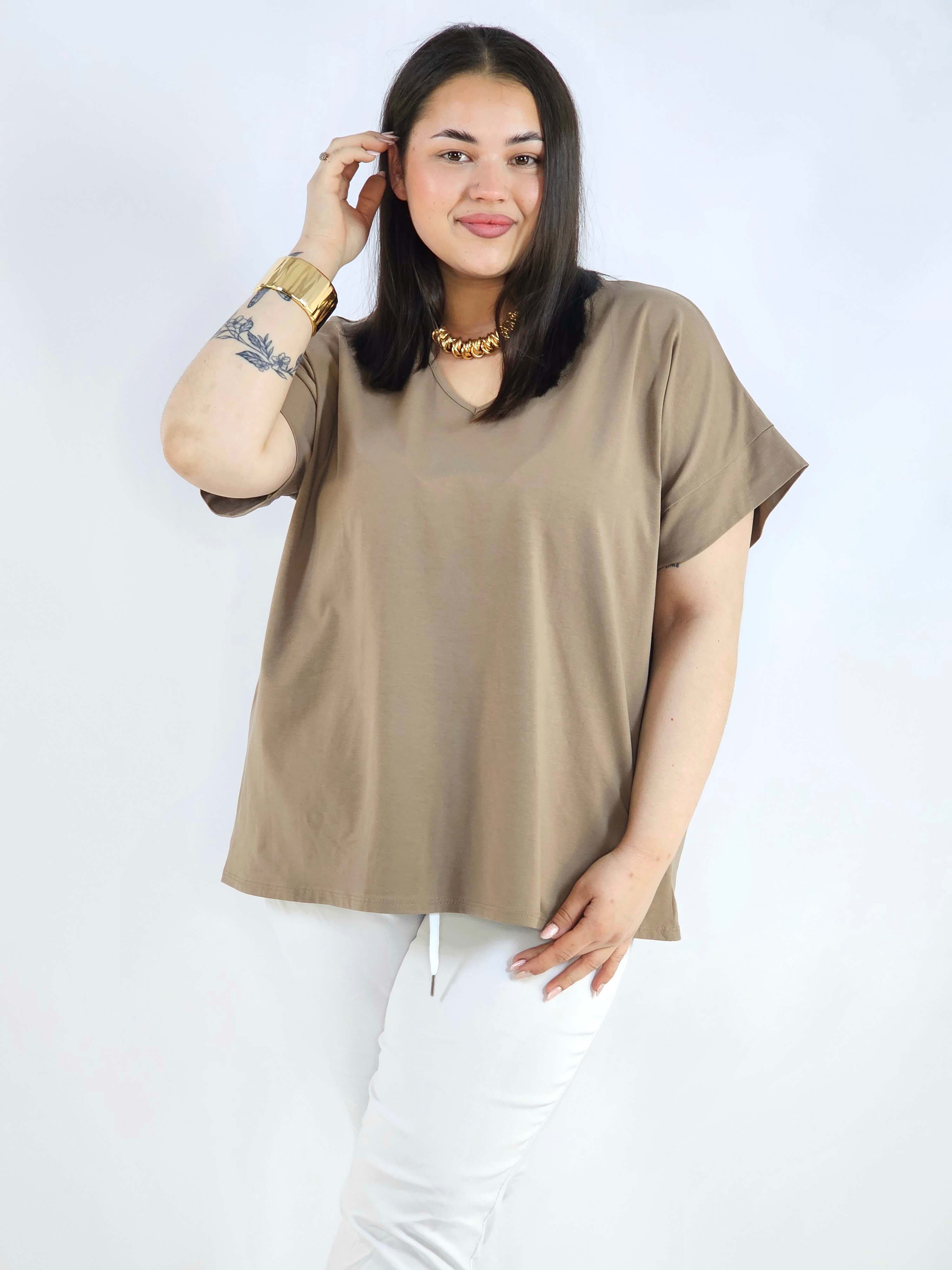 Bluzka plus size z dekoltem V – klasyczna, wygodna i uniwersalna Stylowa XL