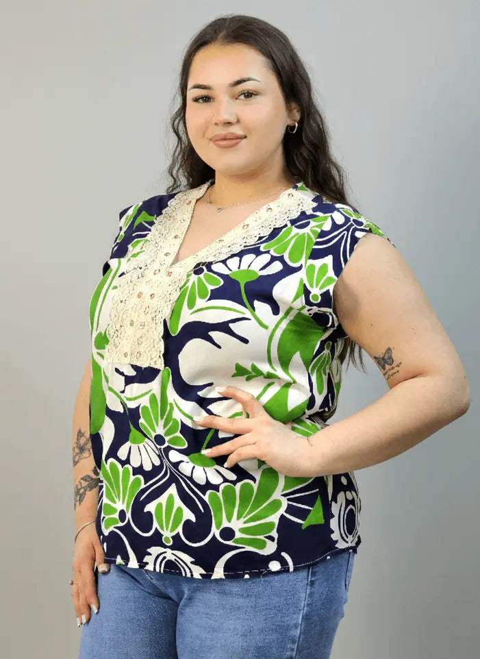Bluzka plus size z dekoltem V i koronkową aplikacją Stylowa XL
