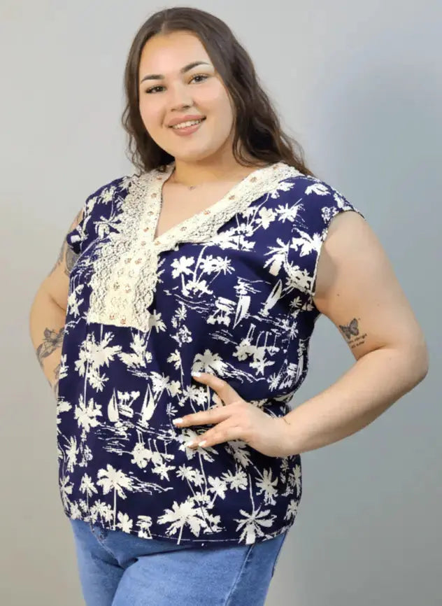Bluzka plus size z dekoltem V i koronkową aplikacją Stylowa XL
