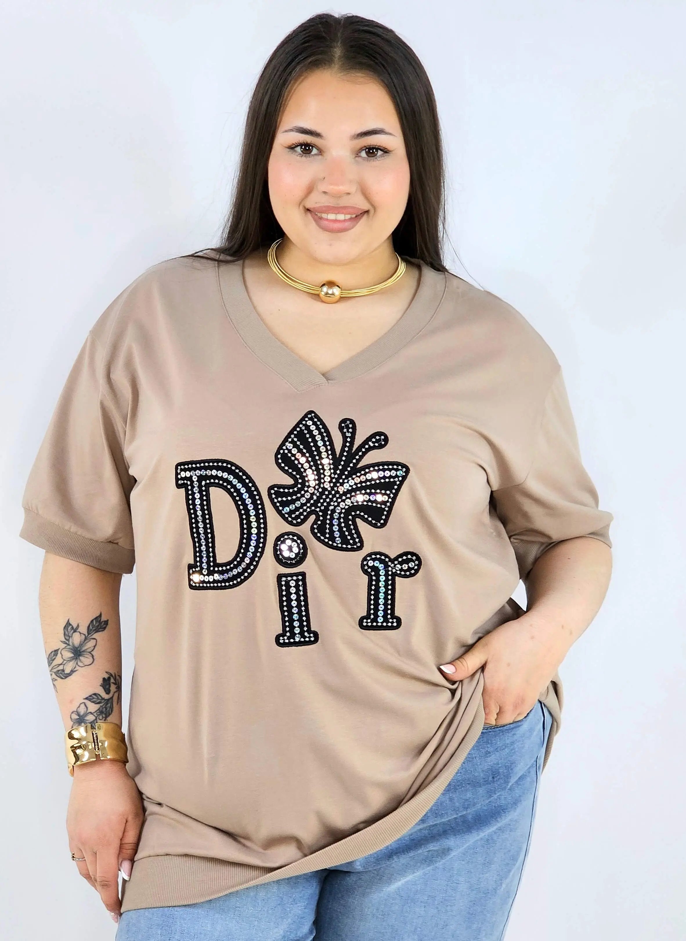 Bluzka plus size z dekoltem V i ozdobnym napisem Stylowa XL