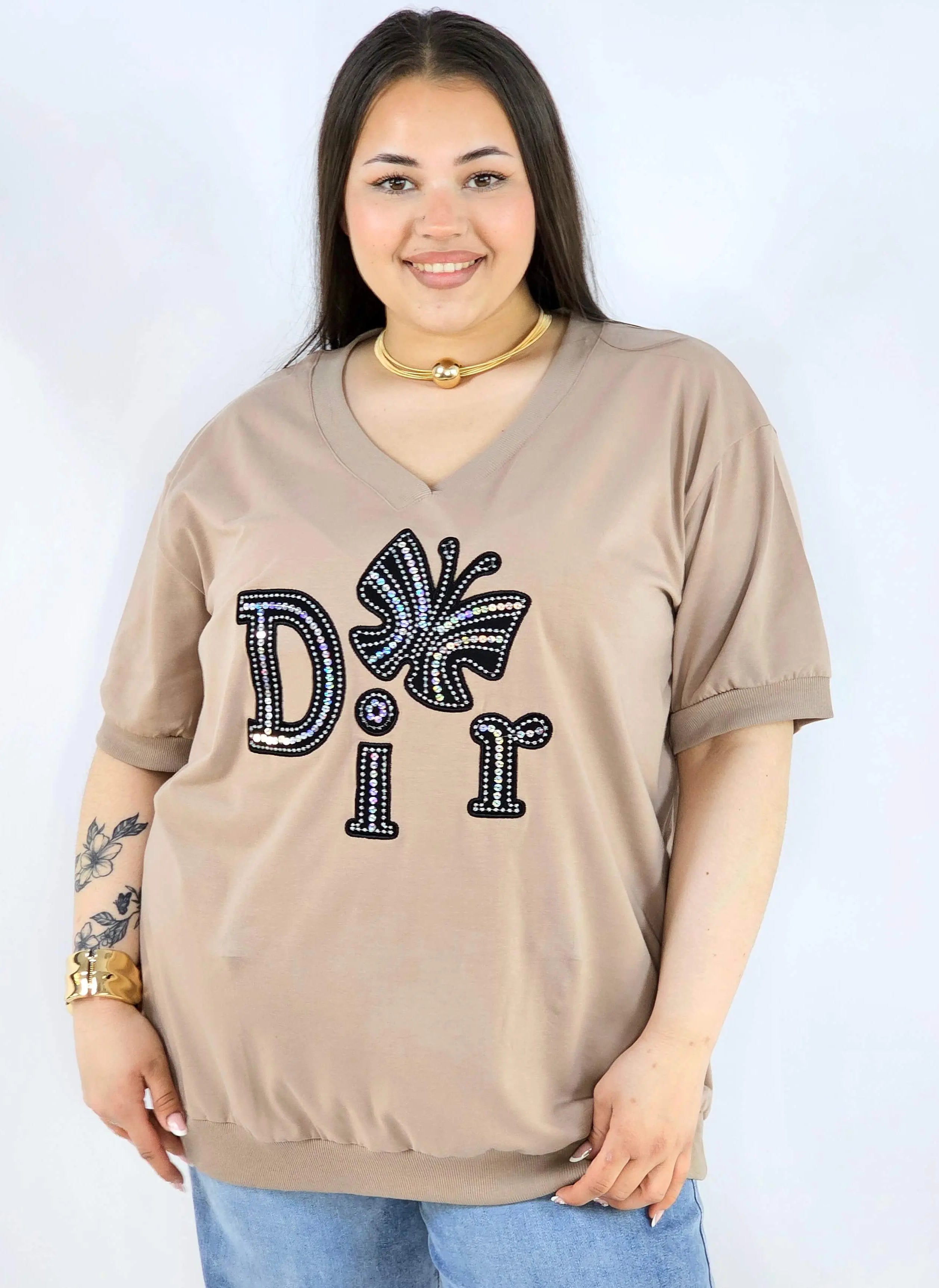 Bluzka plus size z dekoltem V i ozdobnym napisem Stylowa XL