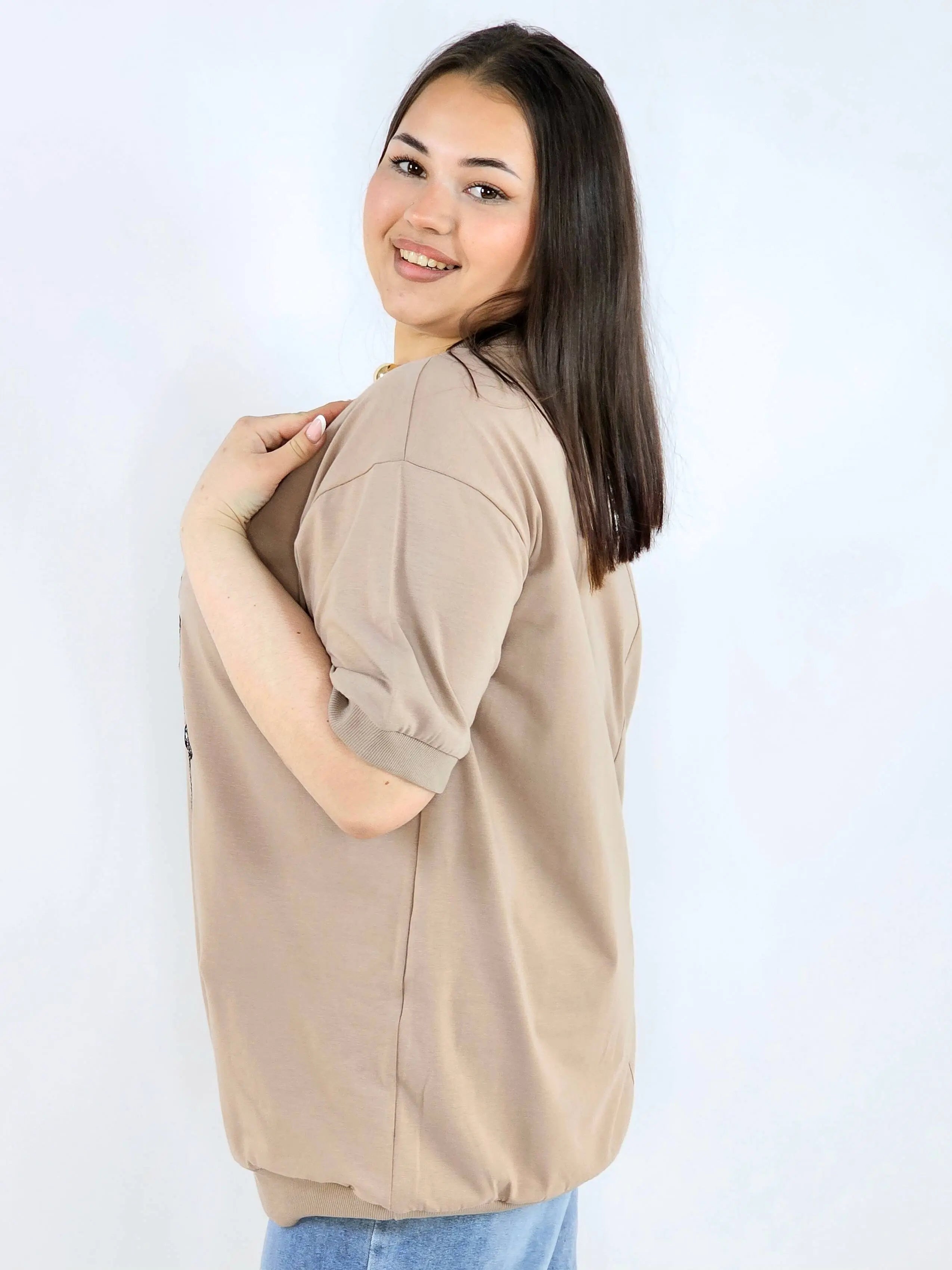 Bluzka plus size z dekoltem V i ozdobnym napisem Stylowa XL