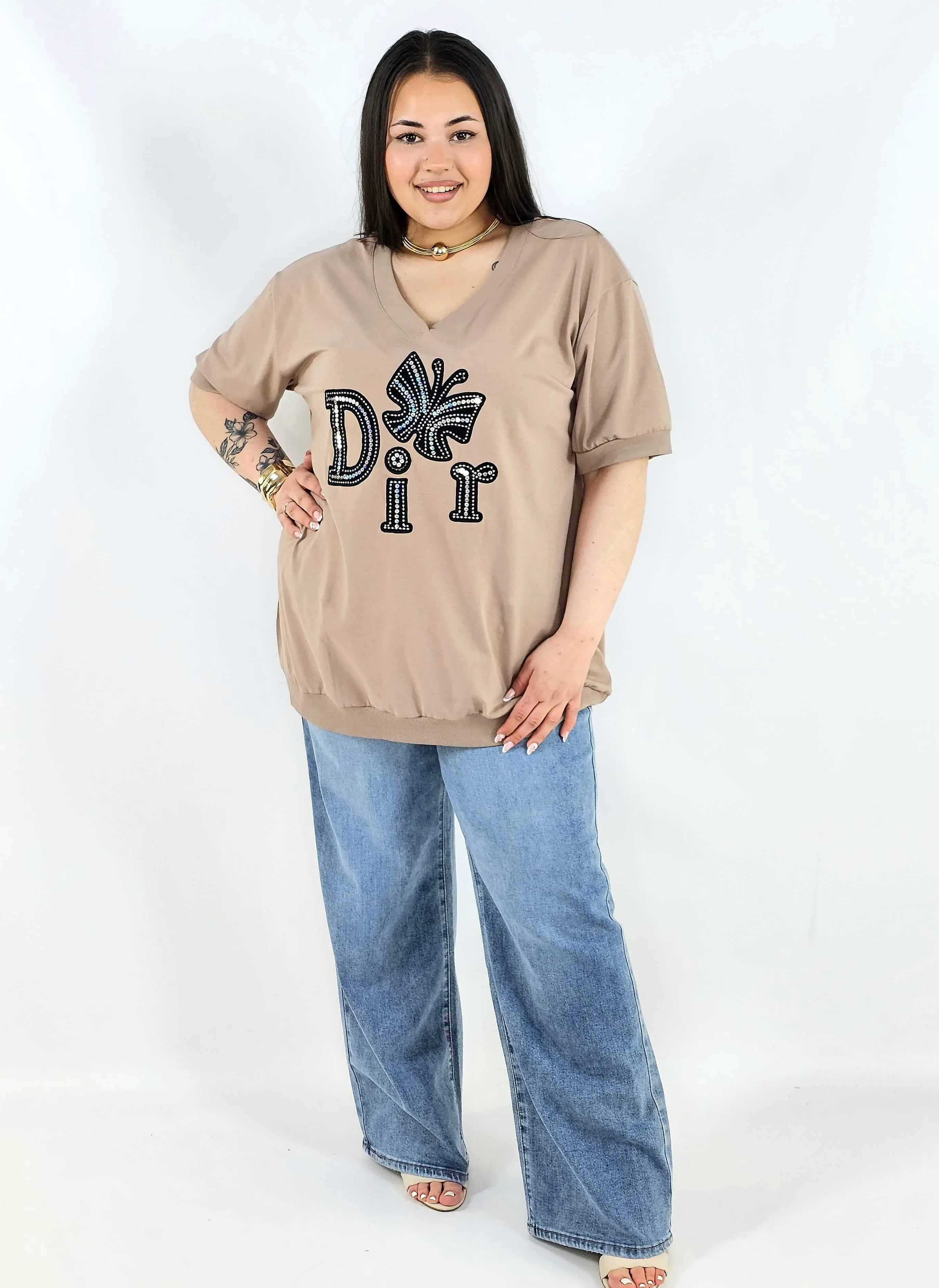 Bluzka plus size z dekoltem V i ozdobnym napisem Stylowa XL