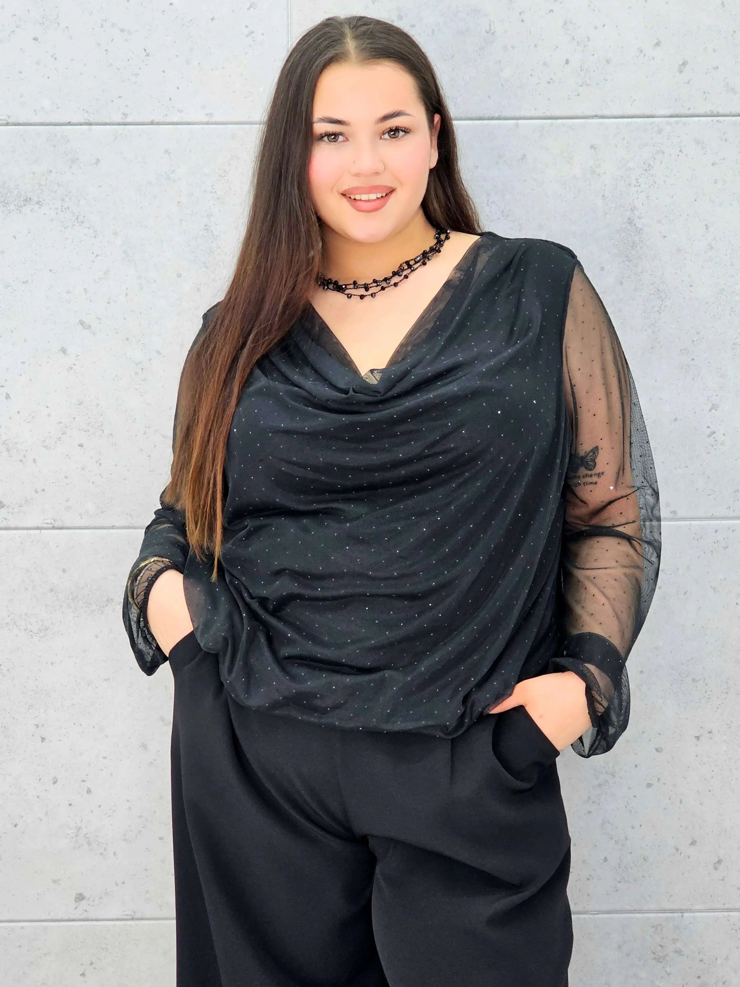 Bluzka plus size z dekoltem woda i delikatnym połyskiem – elegancja i komfort - Stylowa XL