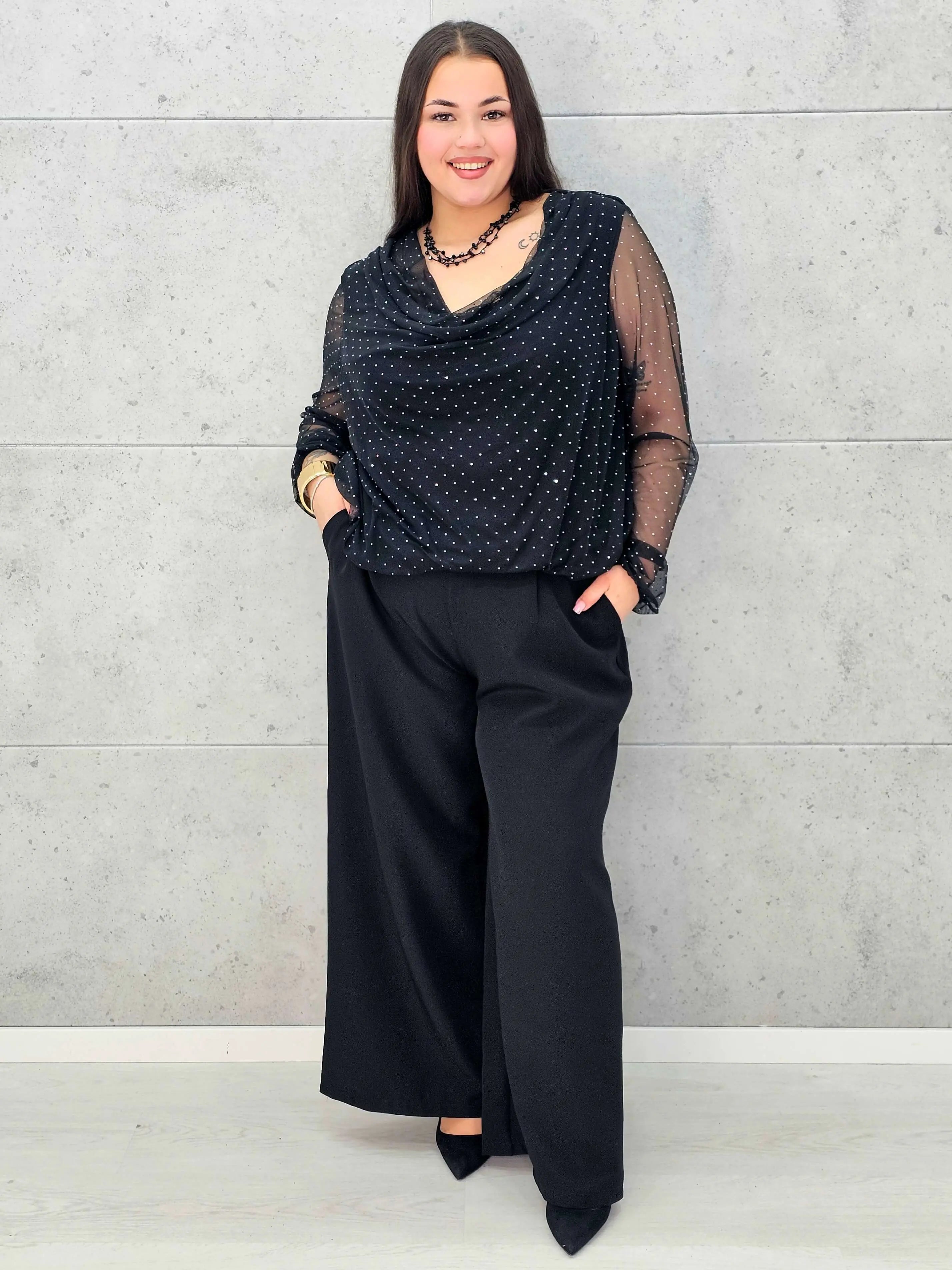 Bluzka plus size z dekoltem woda i delikatnym połyskiem – elegancja i komfort - Stylowa XL