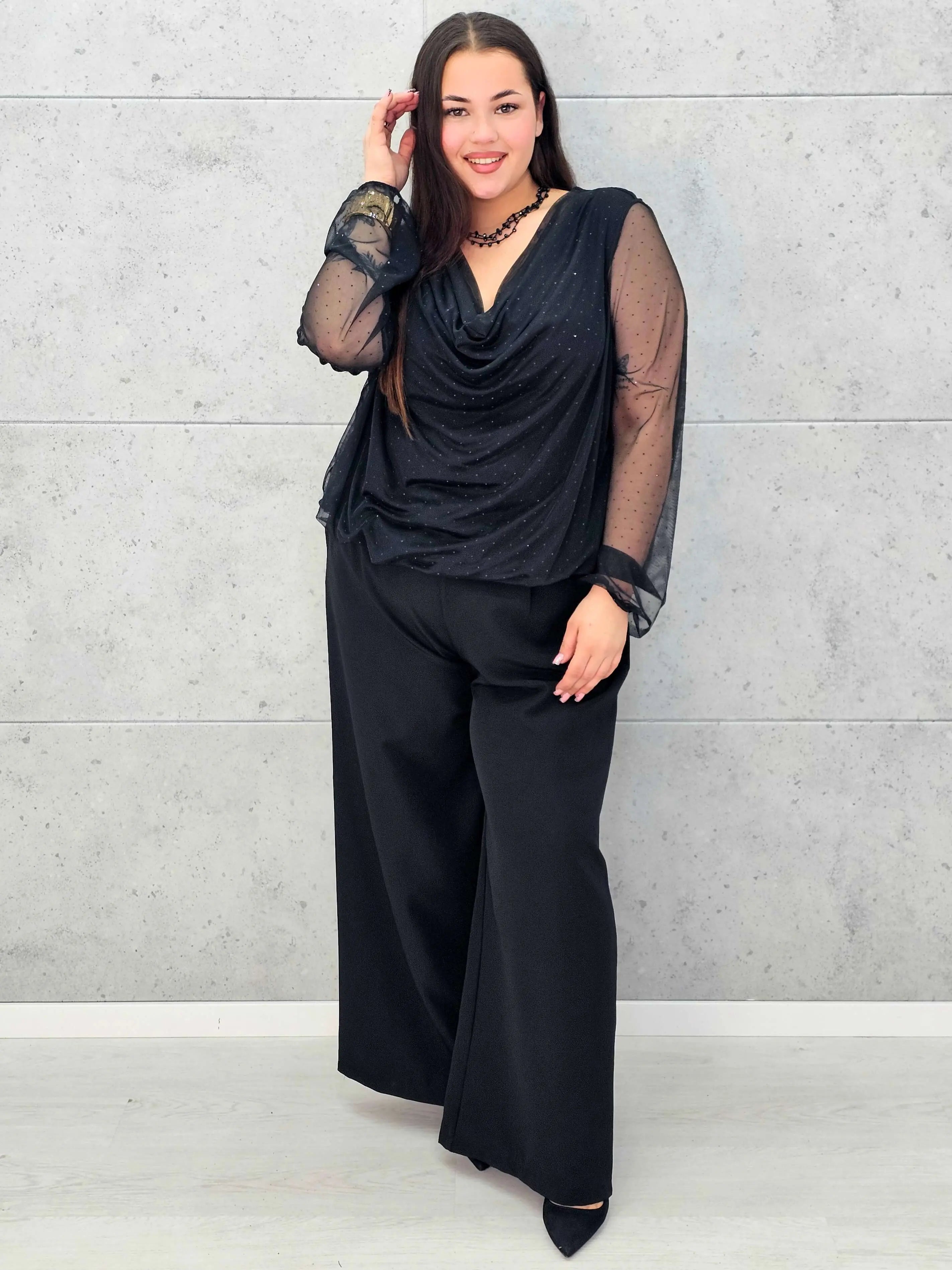 Bluzka plus size z dekoltem woda i delikatnym połyskiem – elegancja i komfort - Stylowa XL