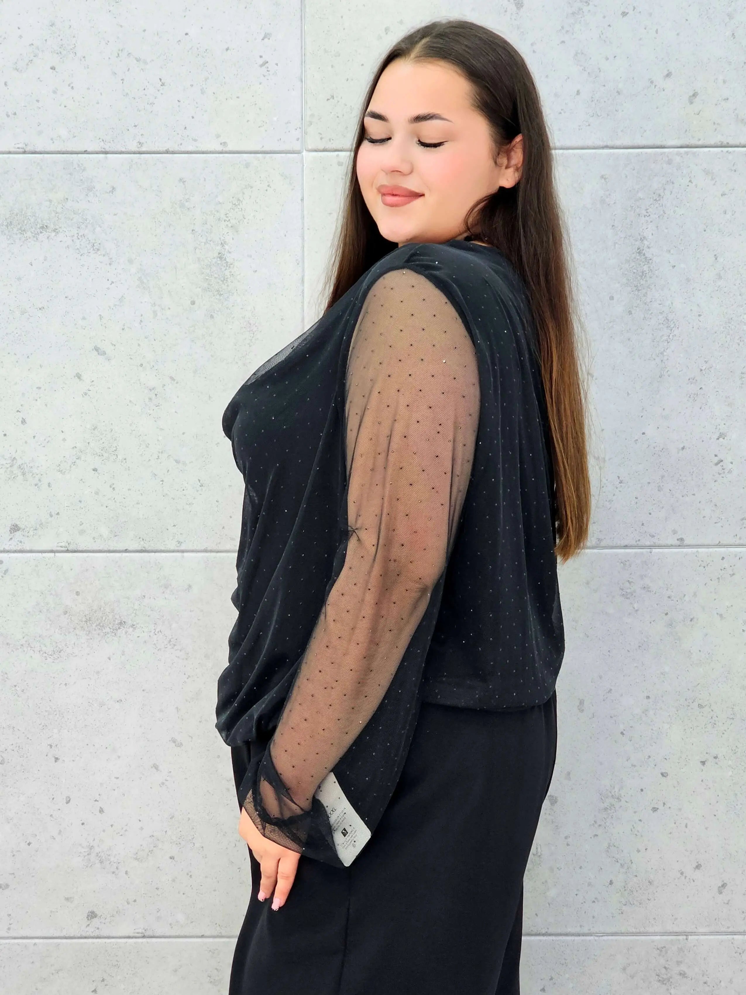 Bluzka plus size z dekoltem woda i delikatnym połyskiem – elegancja i komfort - Stylowa XL