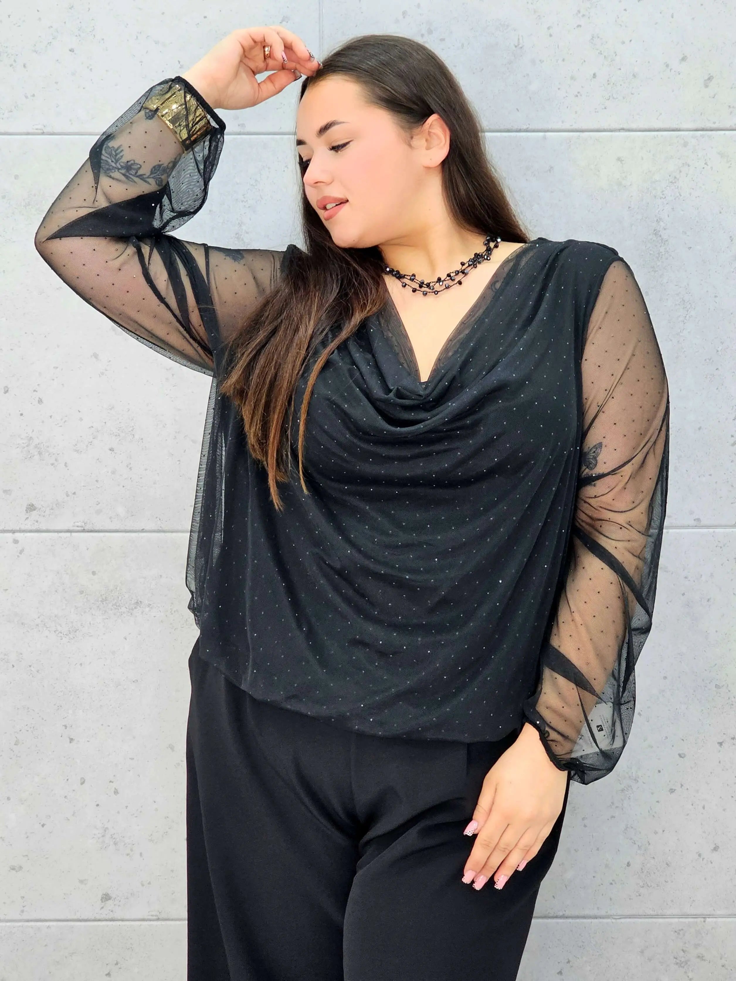 Bluzka plus size z dekoltem woda i delikatnym połyskiem – elegancja i komfort - Stylowa XL