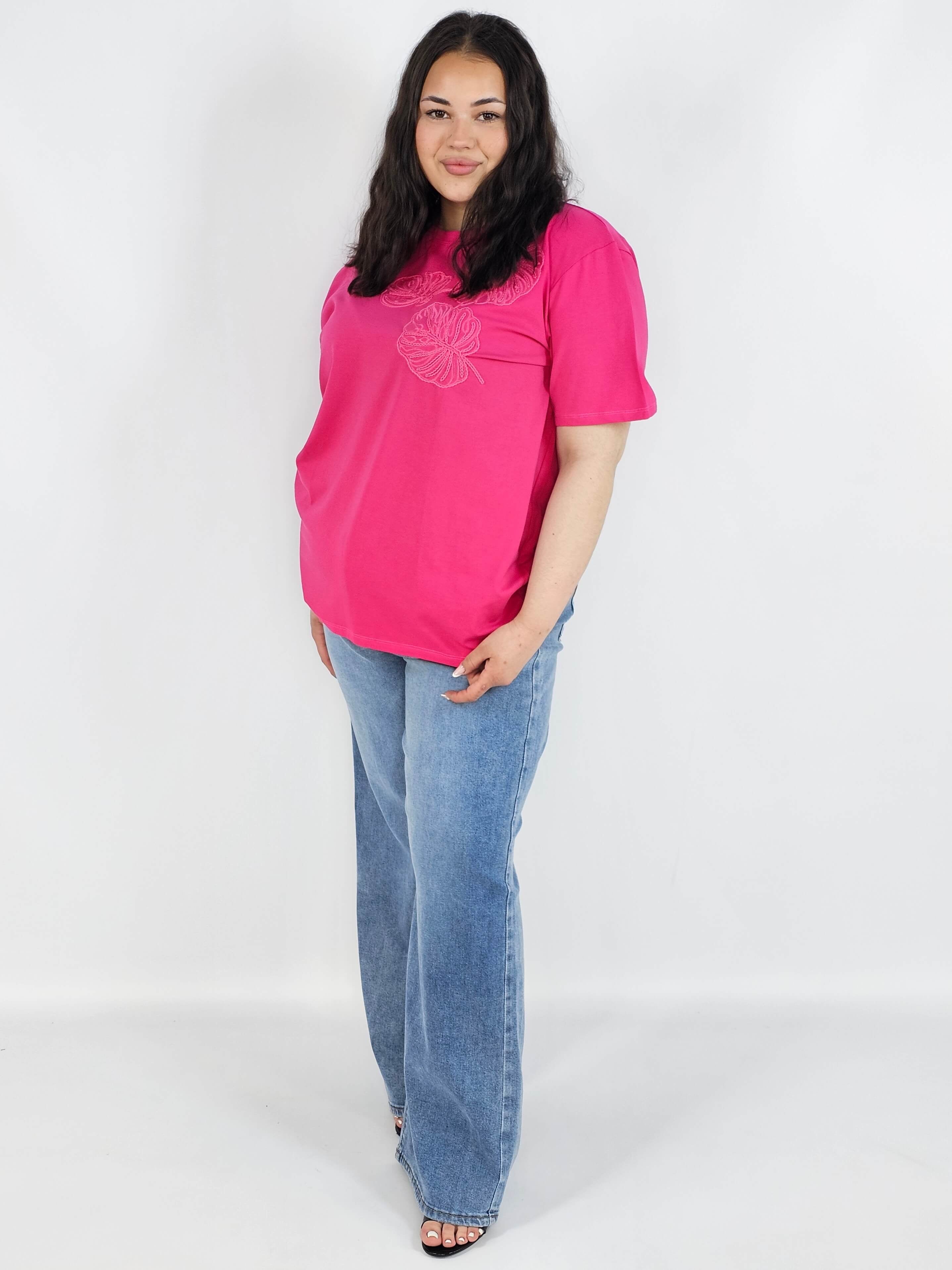 Bluzka plus size z dekoracyjnym detalem – stylowa baza wielu stylizacji Stylowa XL