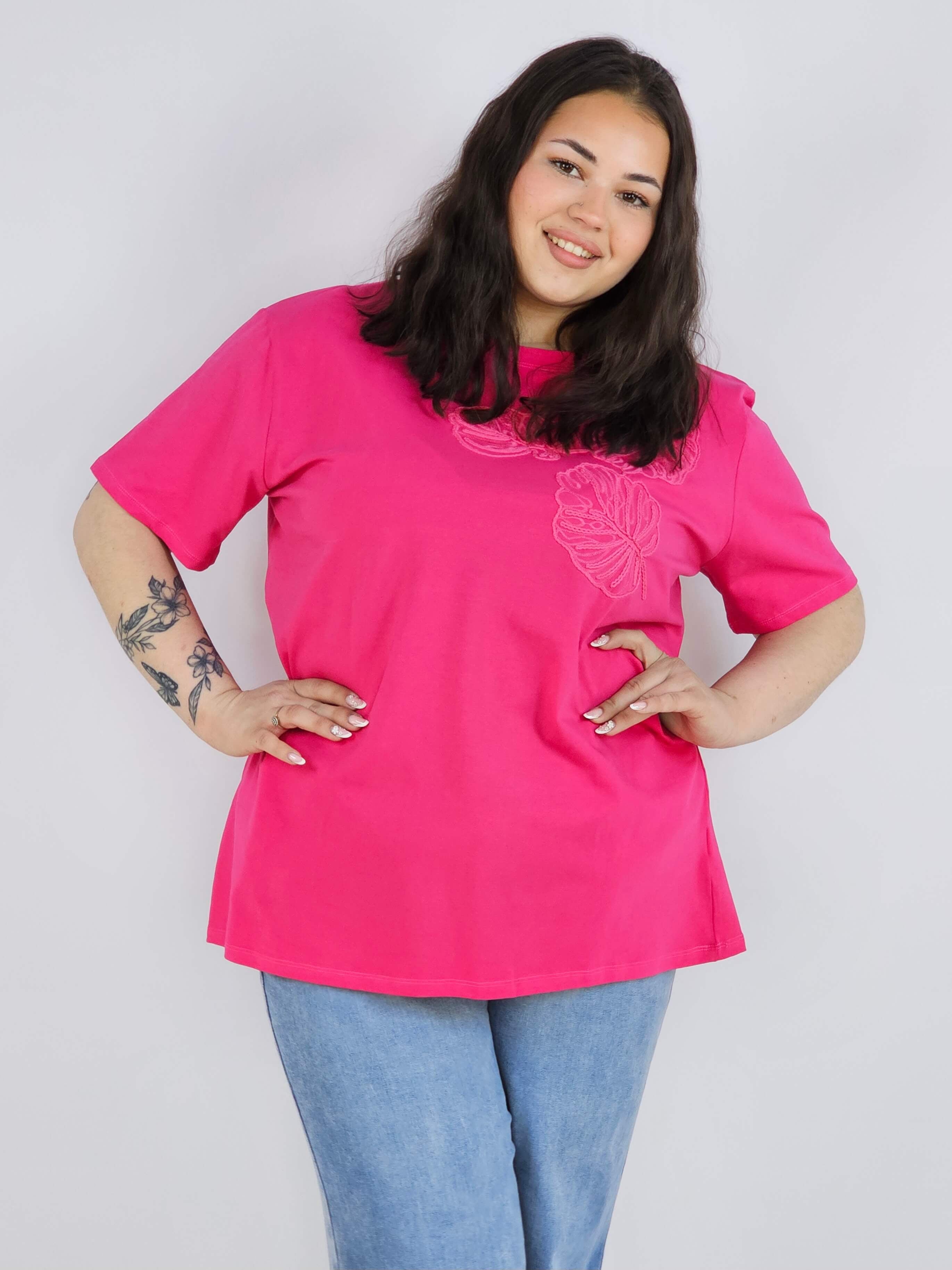 Bluzka plus size z dekoracyjnym detalem – stylowa baza wielu stylizacji Stylowa XL