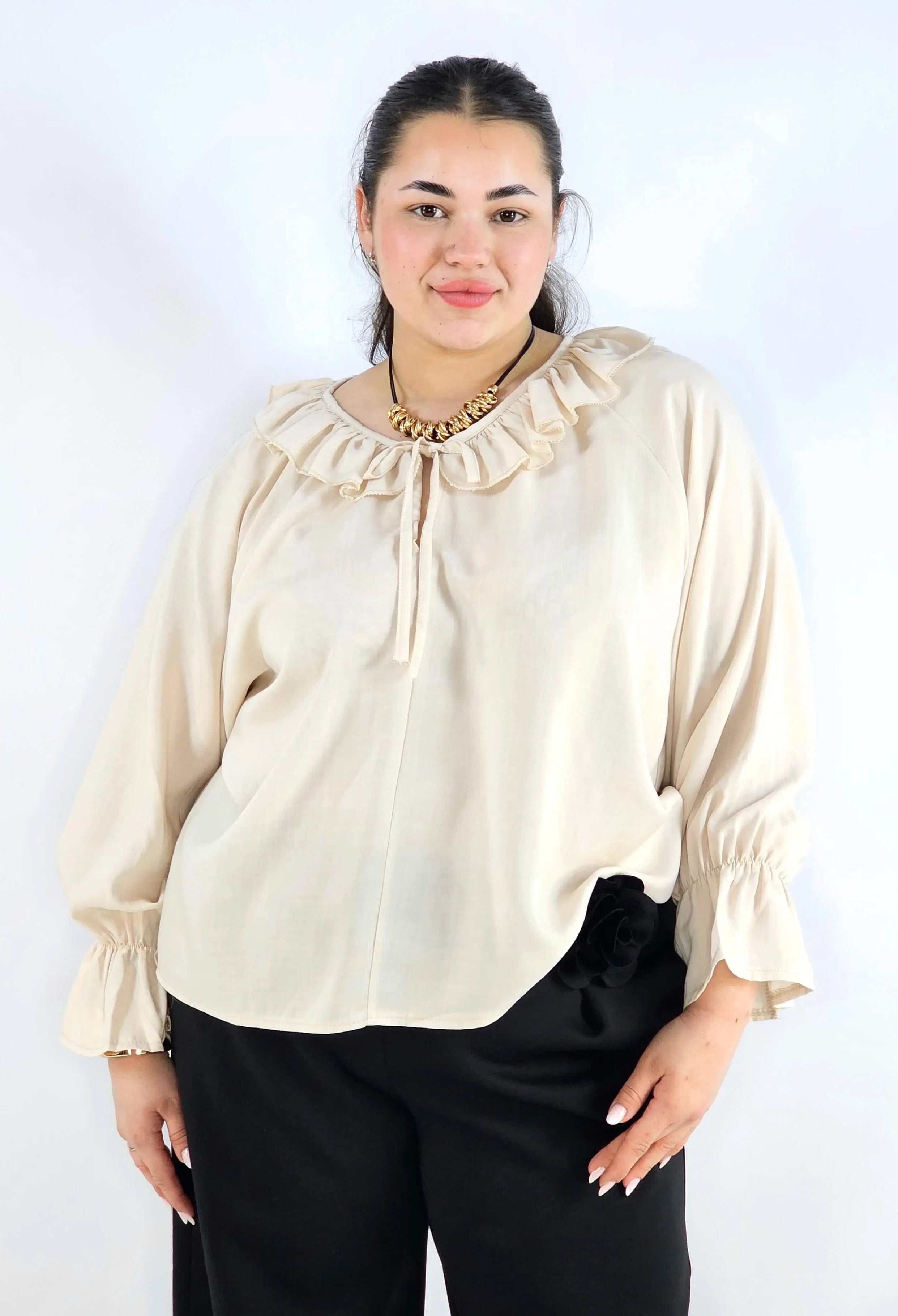 Bluzka plus size z falbaną – romantyczna elegancja w lekkim wydaniu Stylowa XL