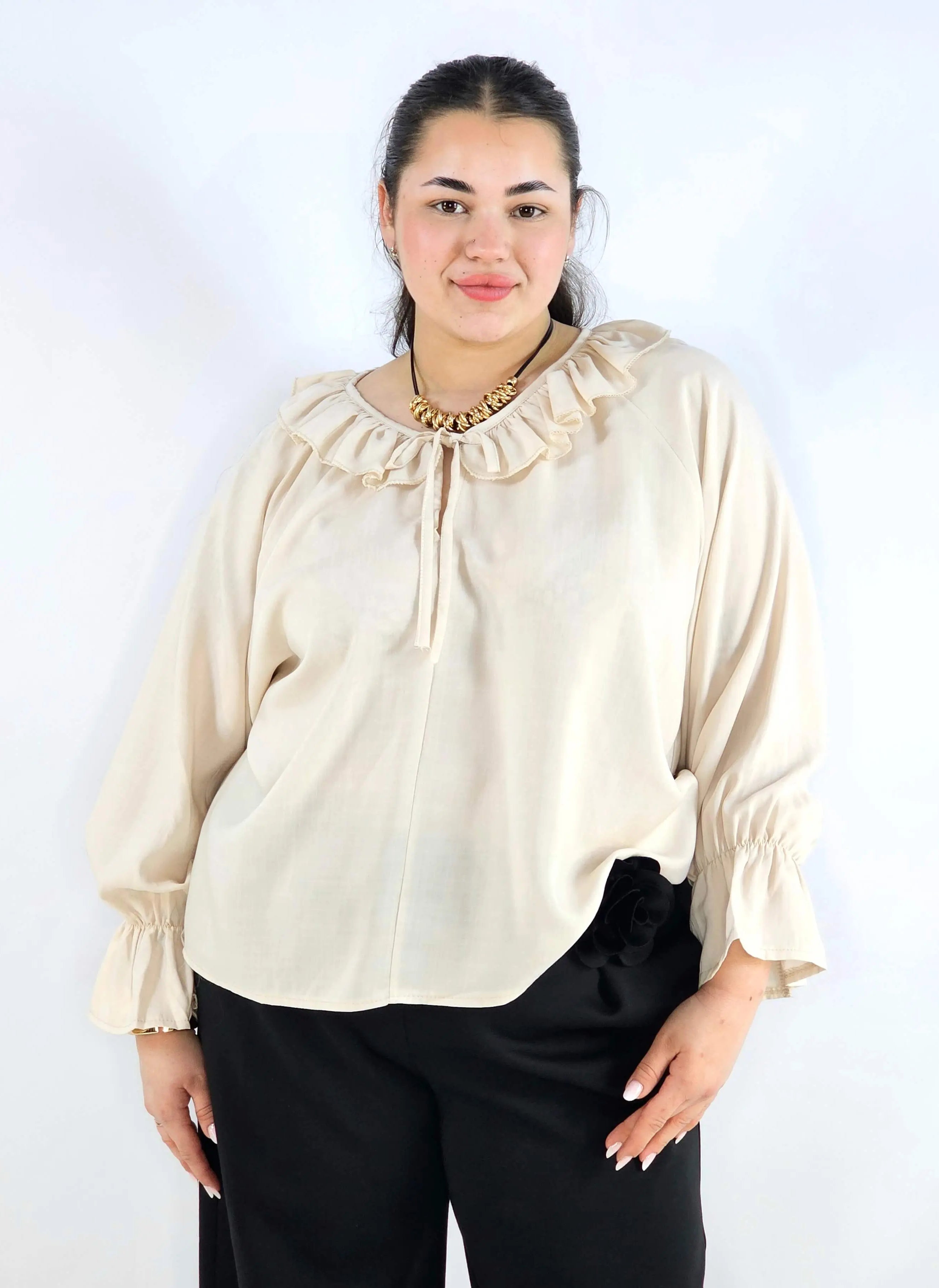 Bluzka plus size z falbaną – romantyczna elegancja w lekkim wydaniu Stylowa XL