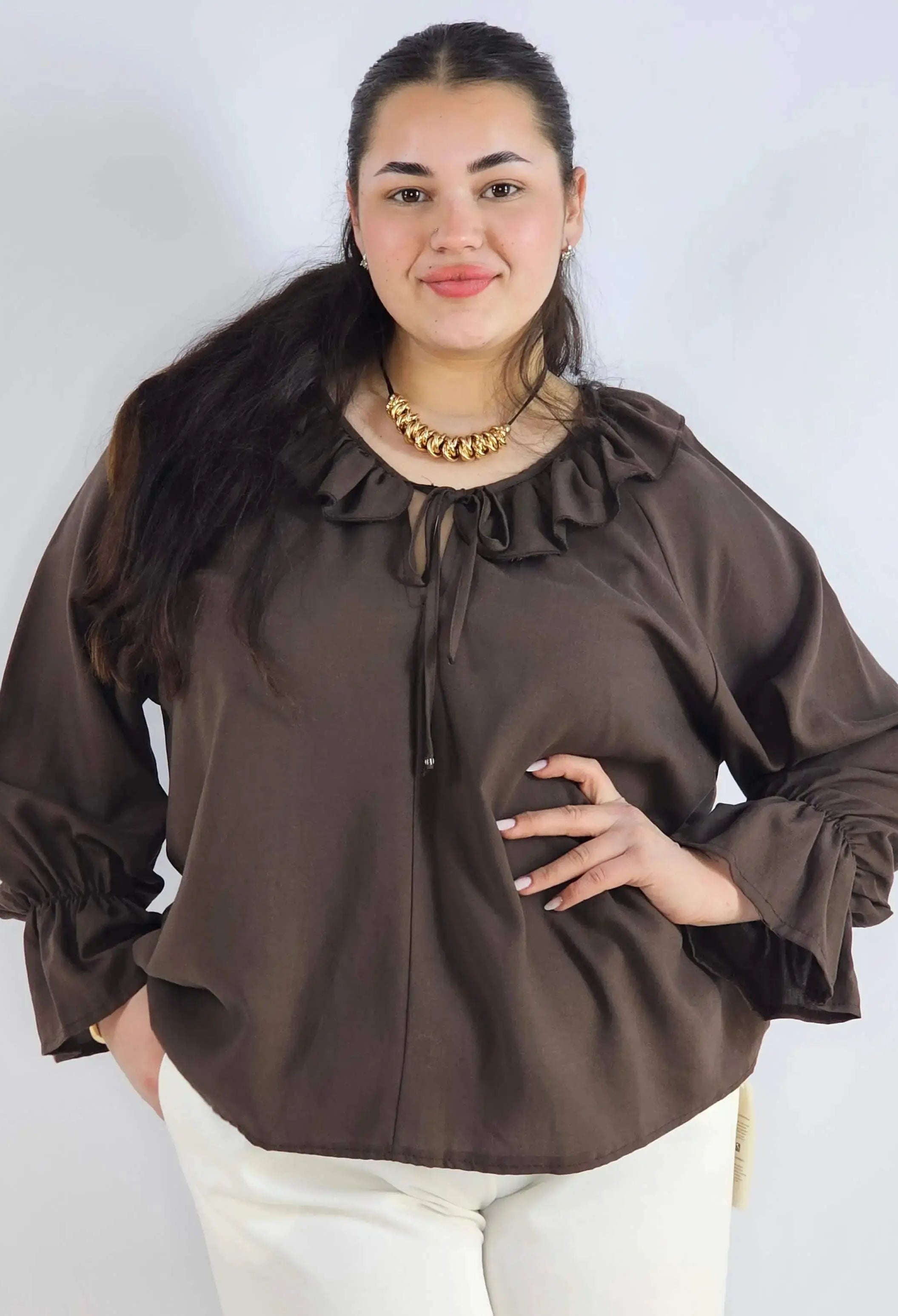 Bluzka plus size z falbaną – romantyczna elegancja w lekkim wydaniu Stylowa XL