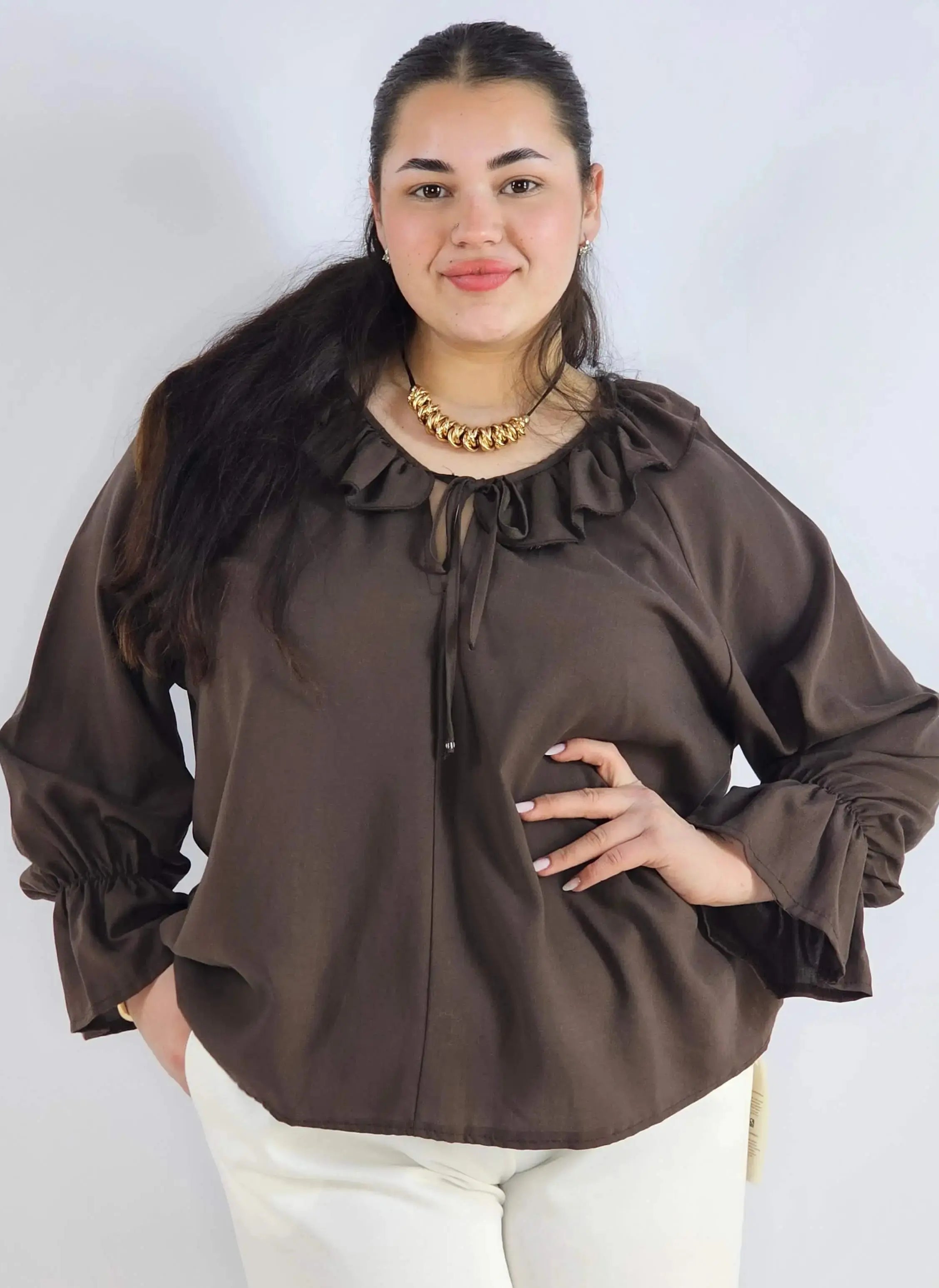 Bluzka plus size z falbaną – romantyczna elegancja w lekkim wydaniu Stylowa XL