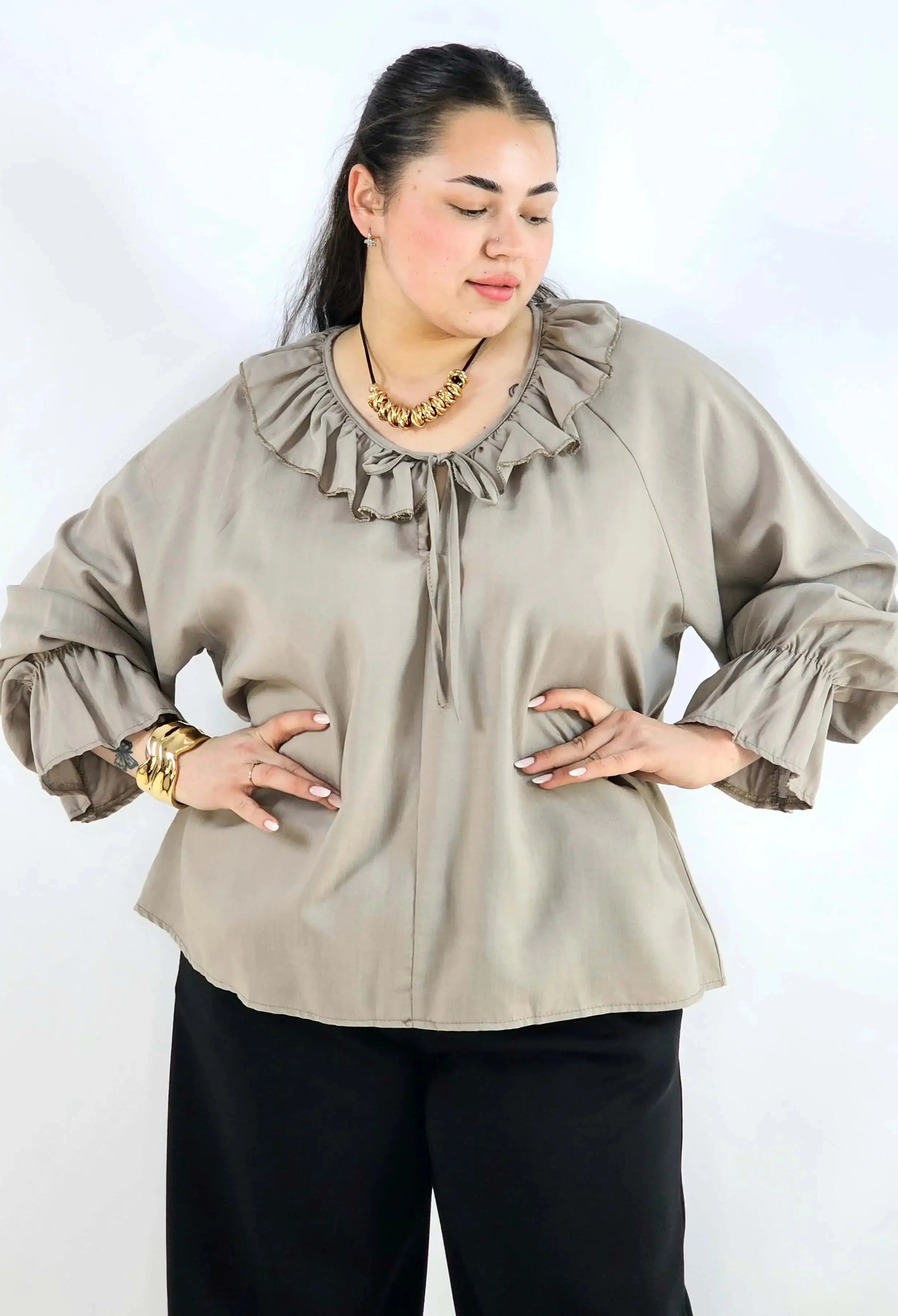 Bluzka plus size z falbaną – romantyczna elegancja w lekkim wydaniu Stylowa XL