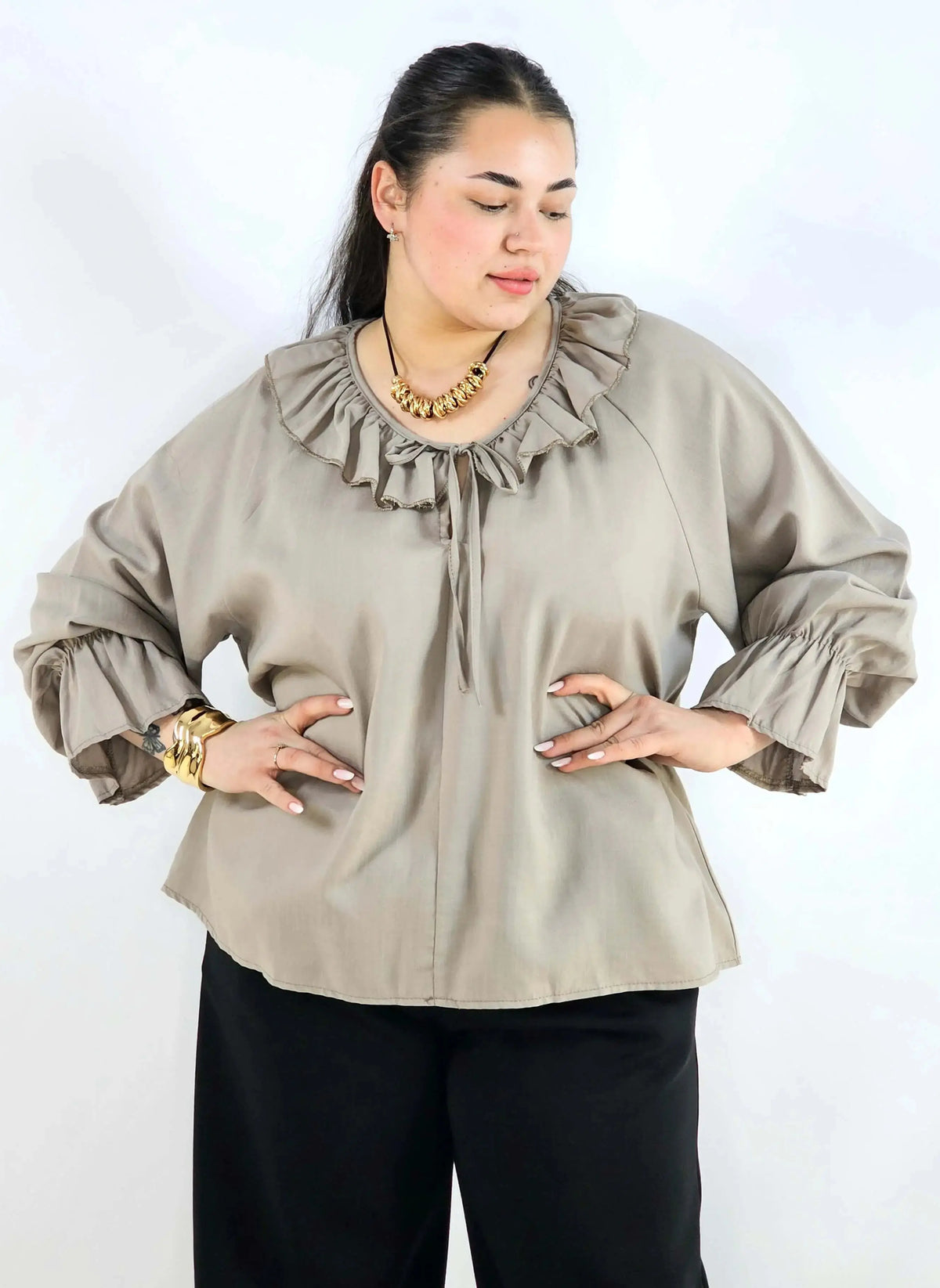 Bluzka plus size z falbaną – romantyczna elegancja w lekkim wydaniu Stylowa XL