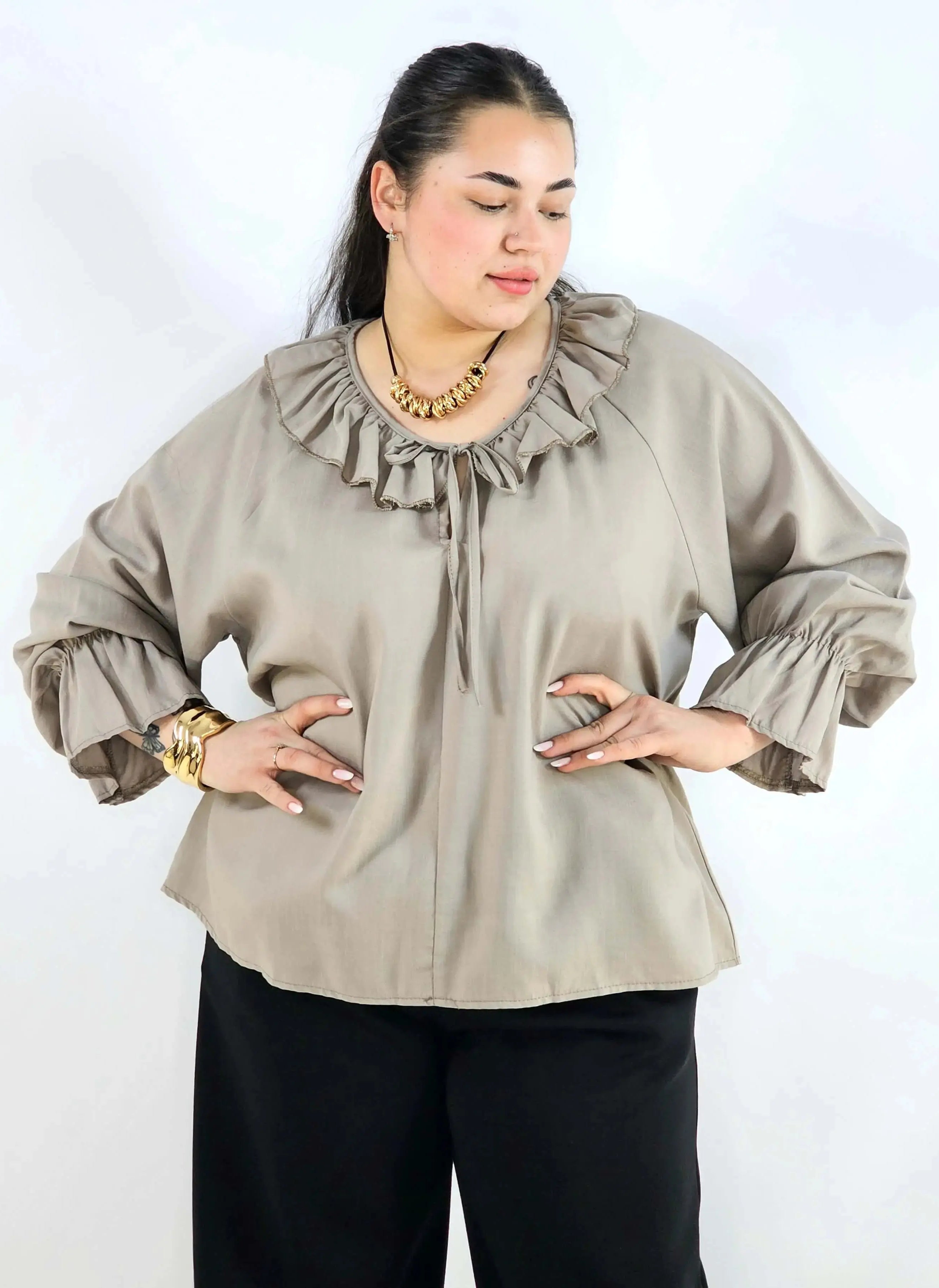 Bluzka plus size z falbaną – romantyczna elegancja w lekkim wydaniu Stylowa XL