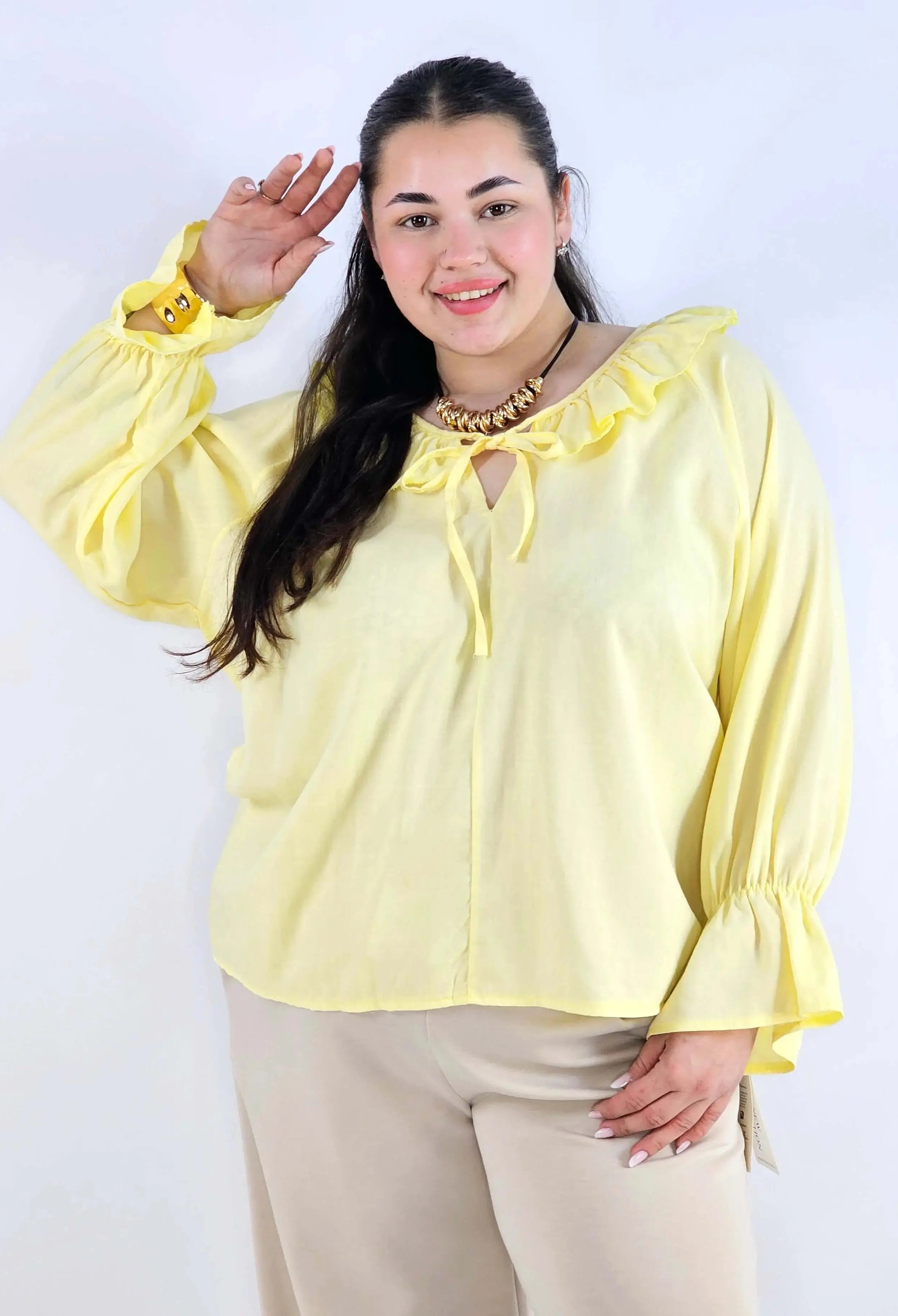 Bluzka plus size z falbaną – romantyczna elegancja w lekkim wydaniu Stylowa XL