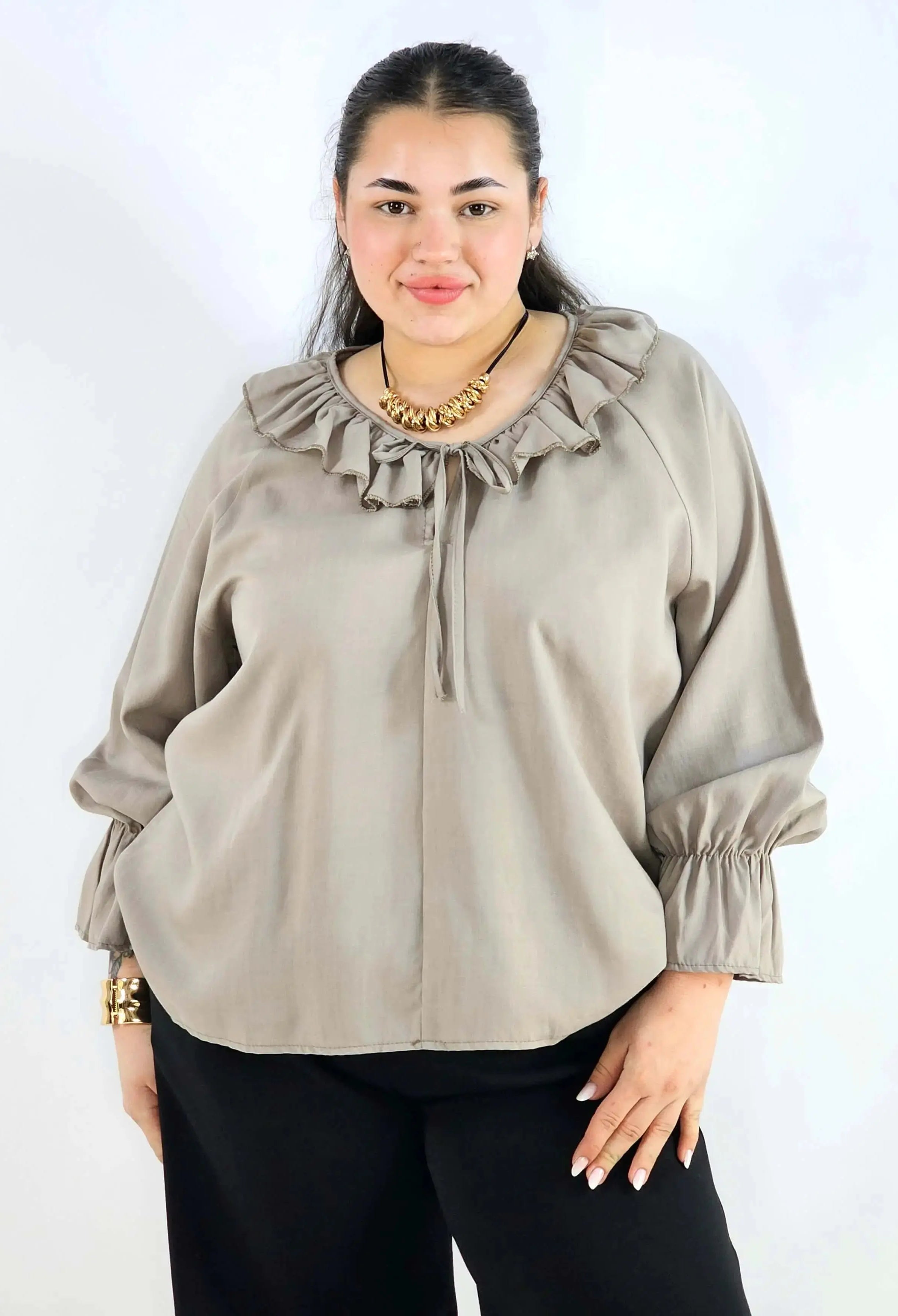 Bluzka plus size z falbaną – romantyczna elegancja w lekkim wydaniu Stylowa XL