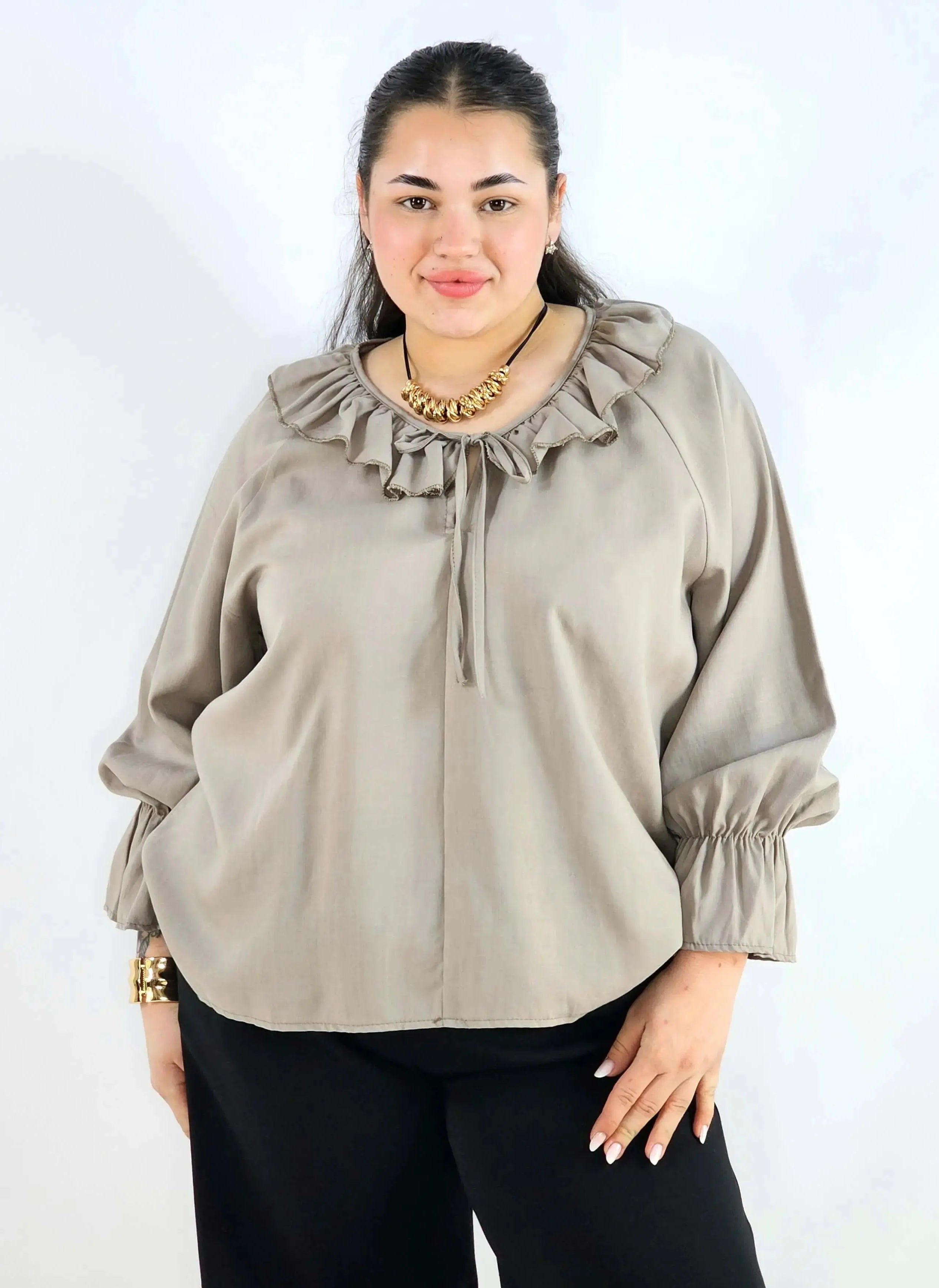 Bluzka plus size z falbaną – romantyczna elegancja w lekkim wydaniu Stylowa XL