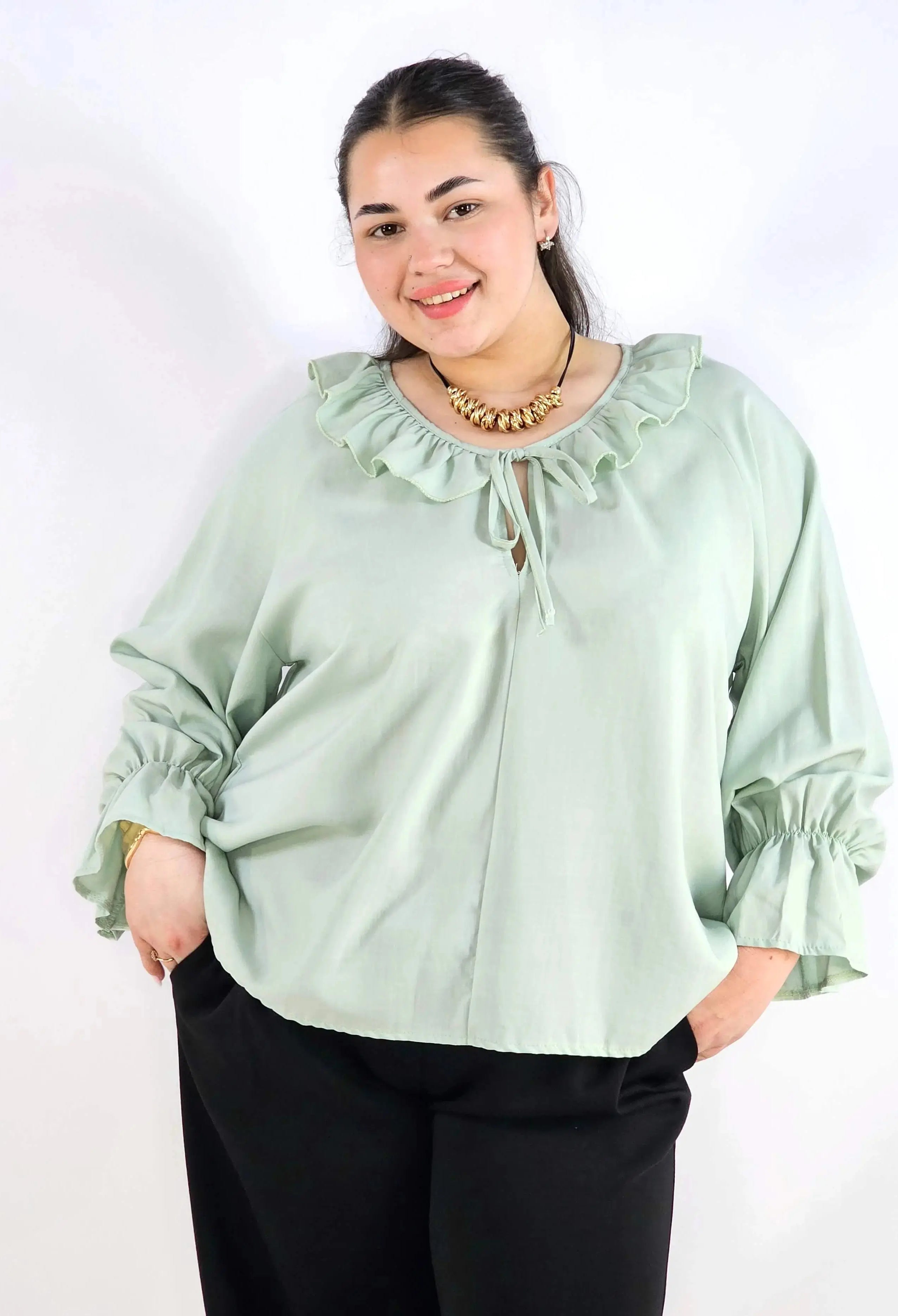 Bluzka plus size z falbaną – romantyczna elegancja w lekkim wydaniu Stylowa XL